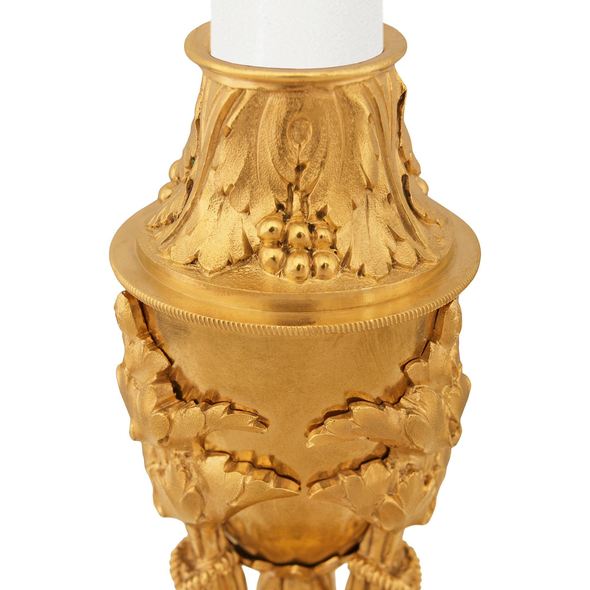 Similoro coppia di candelieri francesi del XIX secolo in stile Luigi XVI con cassolette in ormeggio in vendita