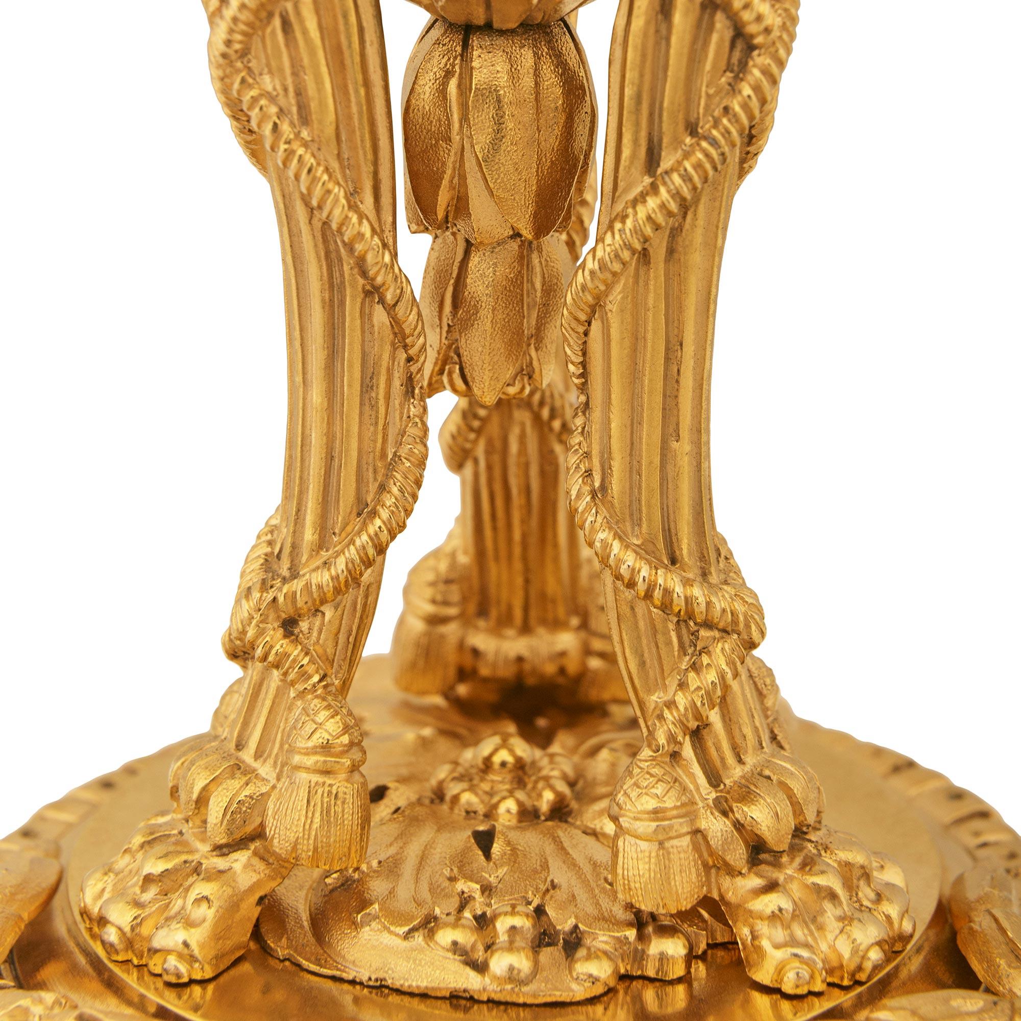coppia di candelieri francesi del XIX secolo in stile Luigi XVI con cassolette in ormeggio in vendita 1