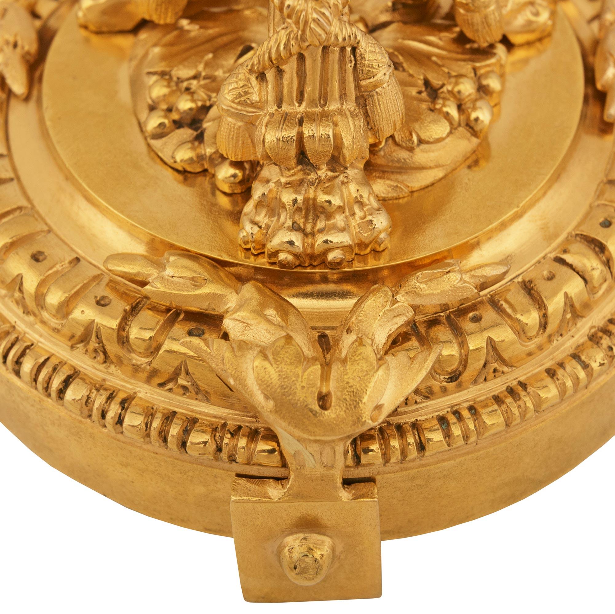 coppia di candelieri francesi del XIX secolo in stile Luigi XVI con cassolette in ormeggio in vendita 2