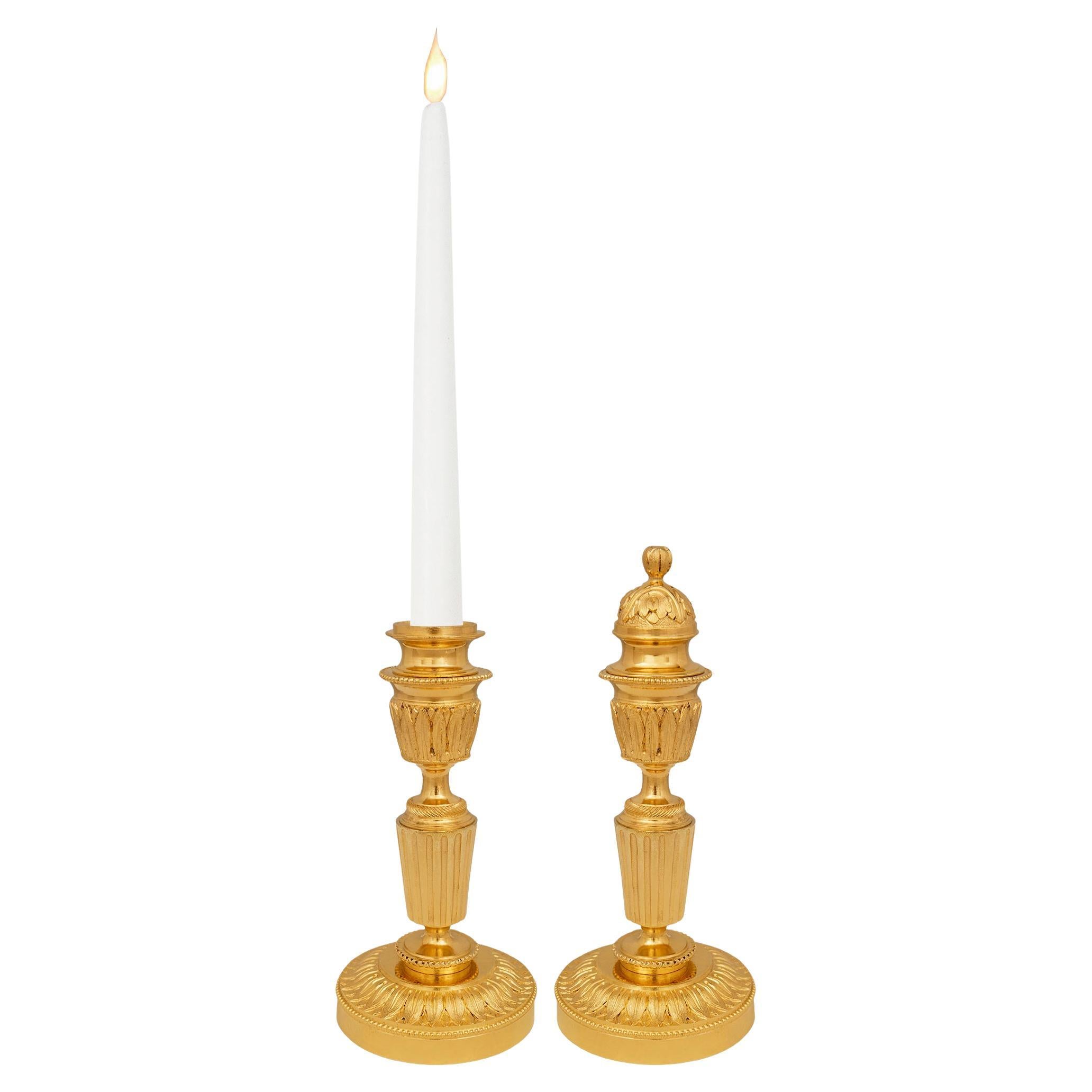 coppia di candelieri francesi del XIX secolo in stile Luigi XVI con cassolette in ormeggio
