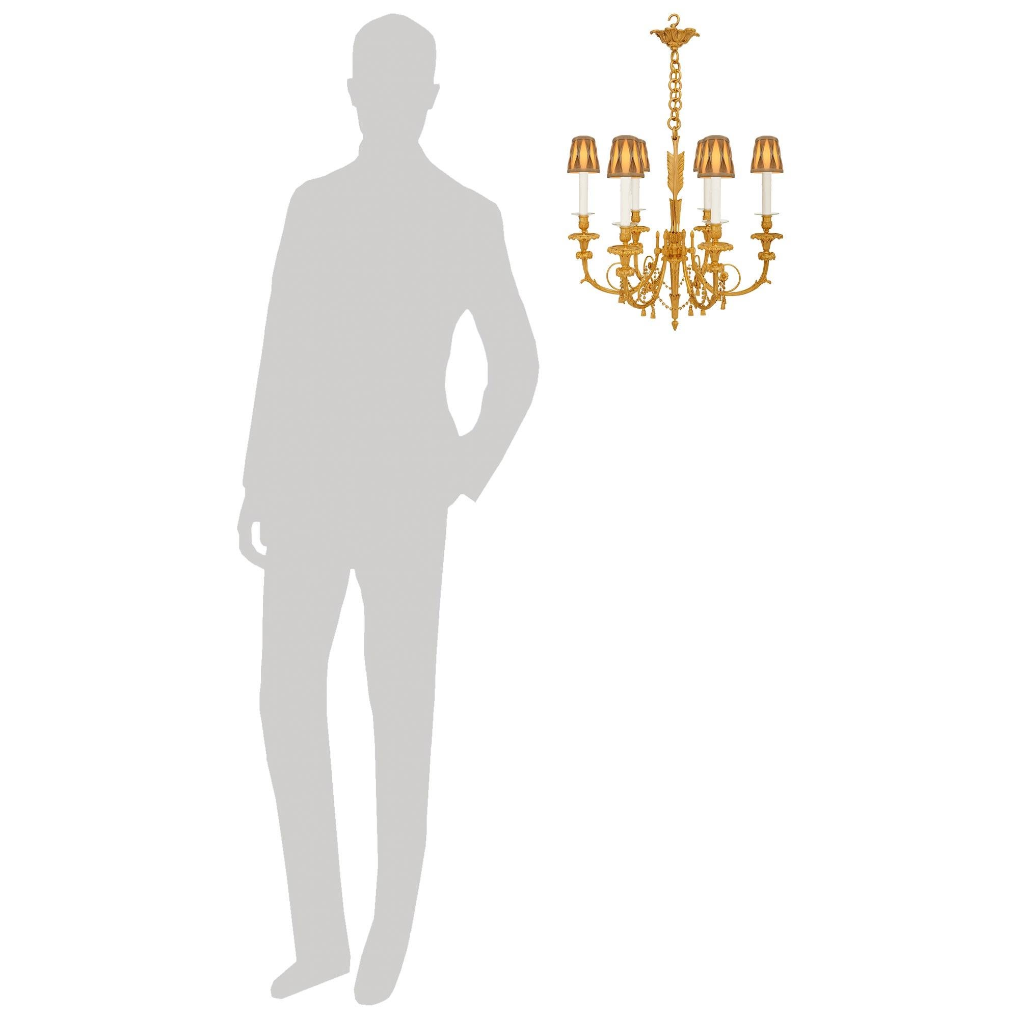 Una coppia elegante e di alta qualità di lampadari francesi del XIX secolo in stile Luigi XVI in Ormolu. Ogni splendido lampadario a sei bracci e sei luci è centrato nella parte inferiore da un grazioso terminale a bacche rovesciate sotto il futur