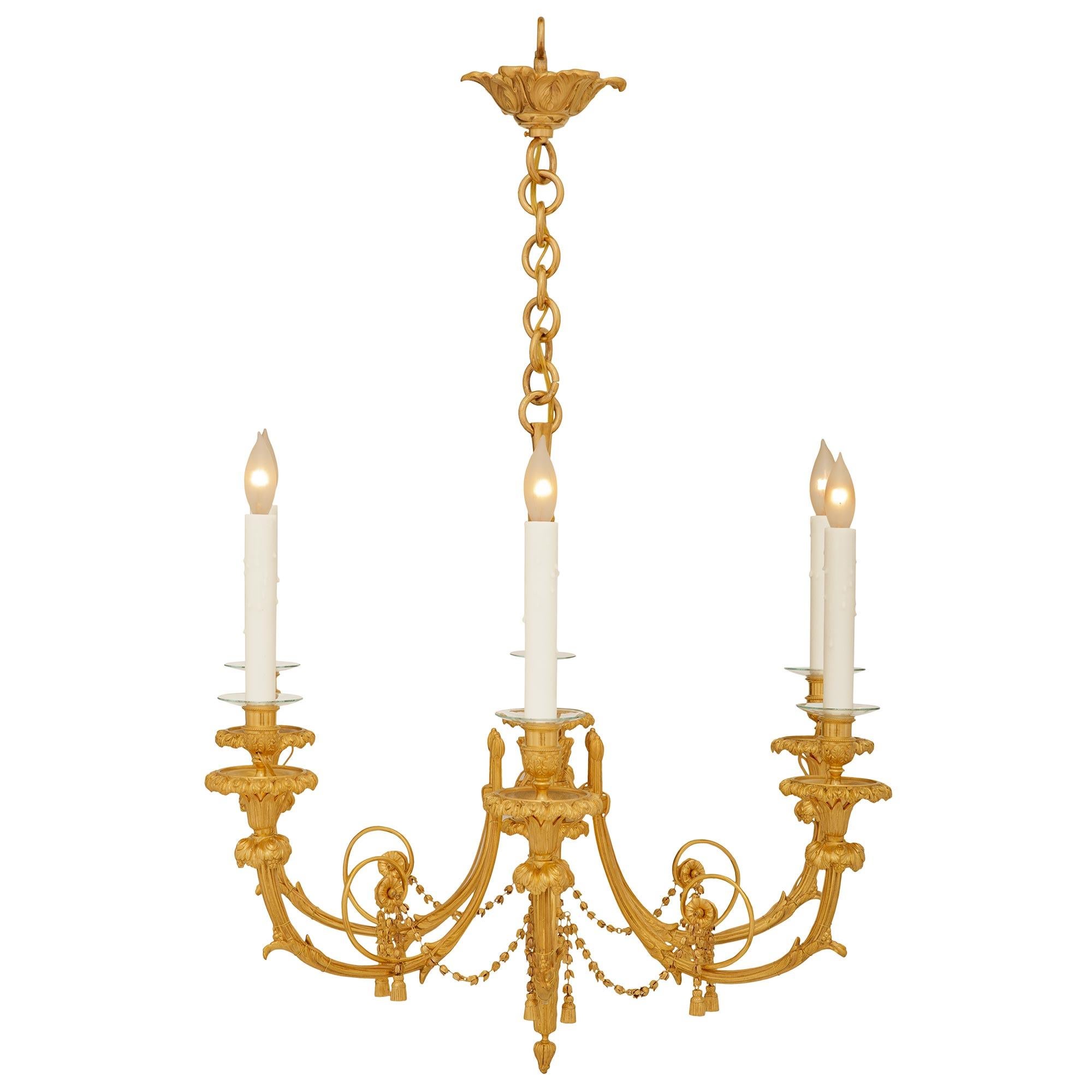 Francese coppia di lampadari francesi del XIX secolo in stile Luigi XVI in Ormolu in vendita