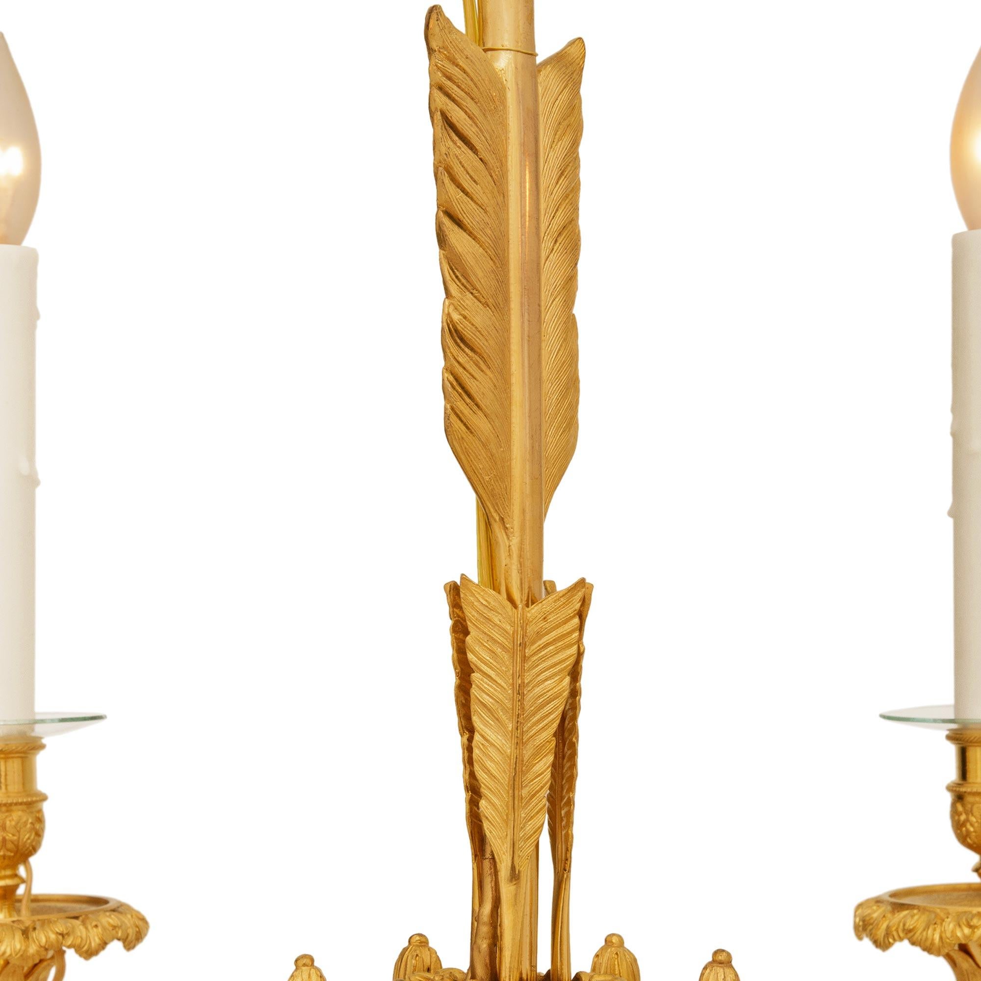 Similoro coppia di lampadari francesi del XIX secolo in stile Luigi XVI in Ormolu in vendita