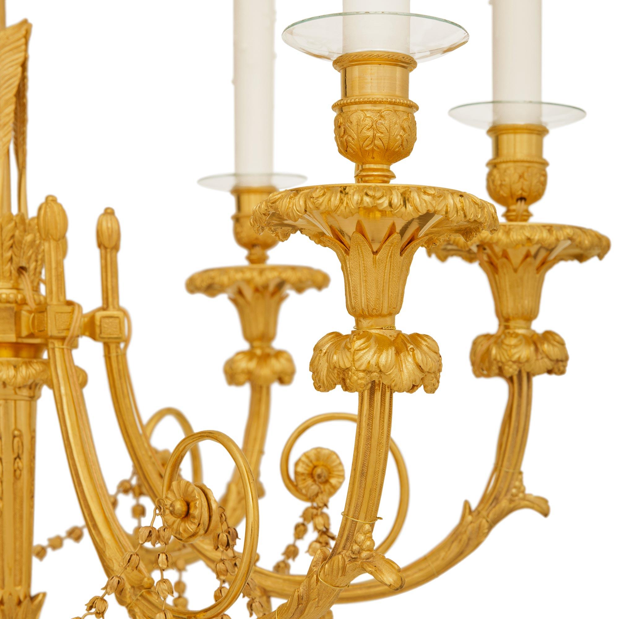 coppia di lampadari francesi del XIX secolo in stile Luigi XVI in Ormolu in vendita 1