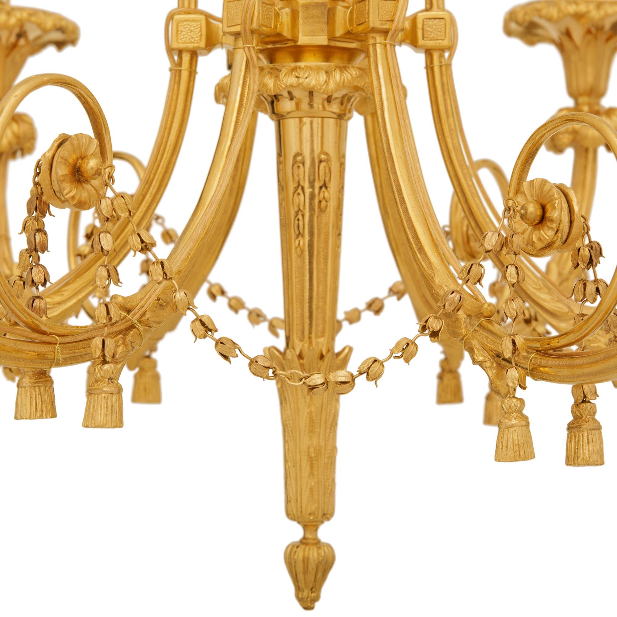 coppia di lampadari francesi del XIX secolo in stile Luigi XVI in Ormolu in vendita 2