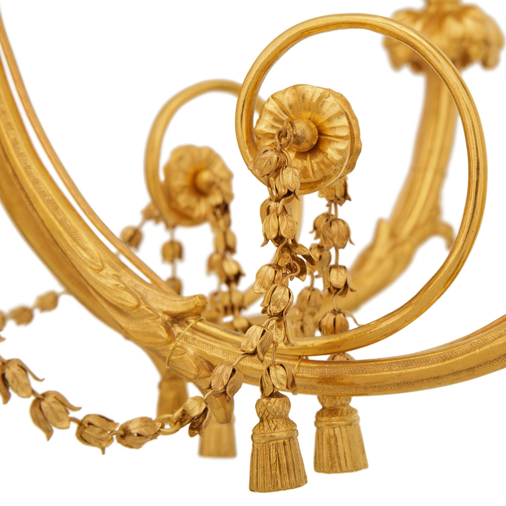 coppia di lampadari francesi del XIX secolo in stile Luigi XVI in Ormolu in vendita 3