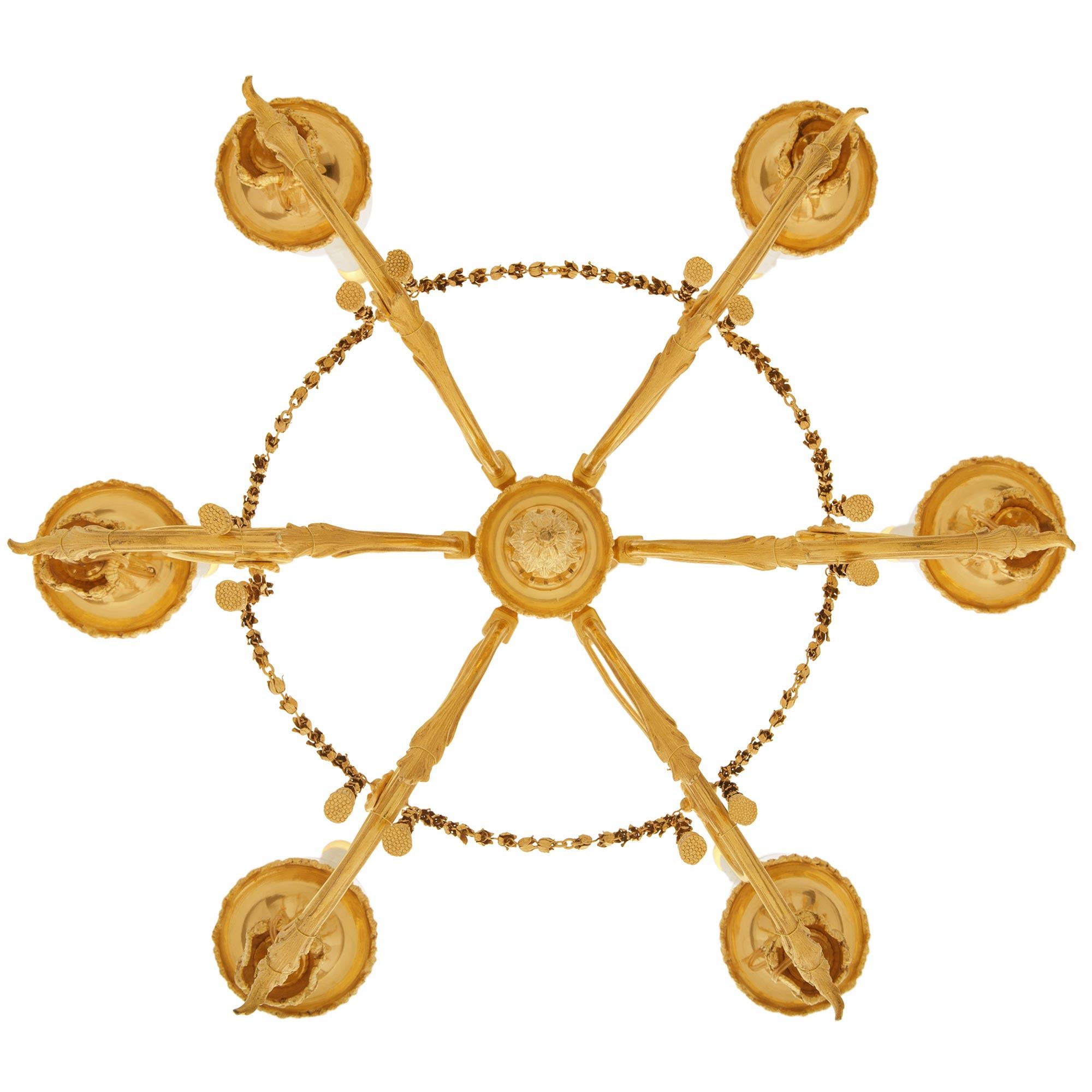 coppia di lampadari francesi del XIX secolo in stile Luigi XVI in Ormolu in vendita 4