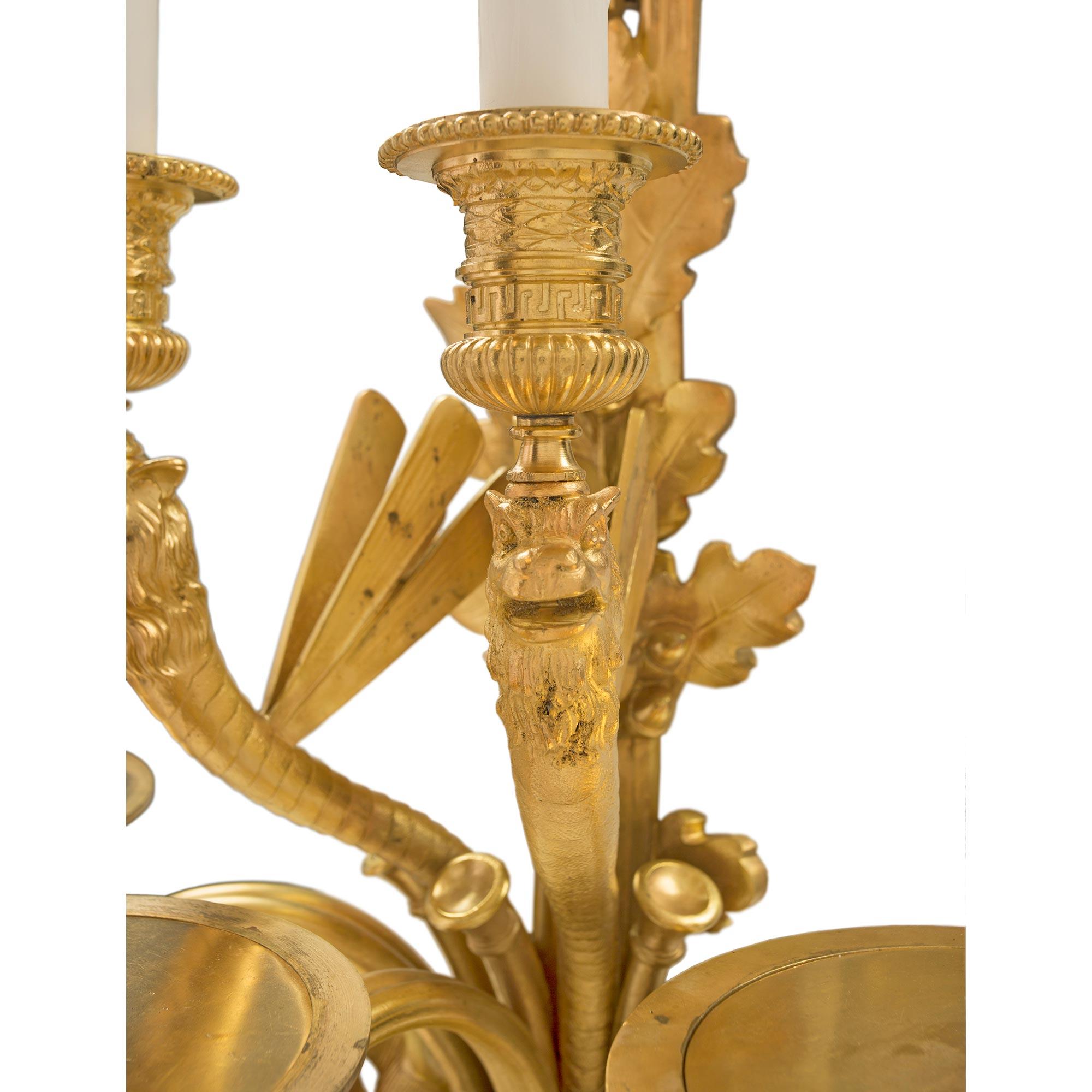 Bronze doré Paire d'appliques à cinq bras en bronze doré de style Louis XVI du XIXe siècle français en vente