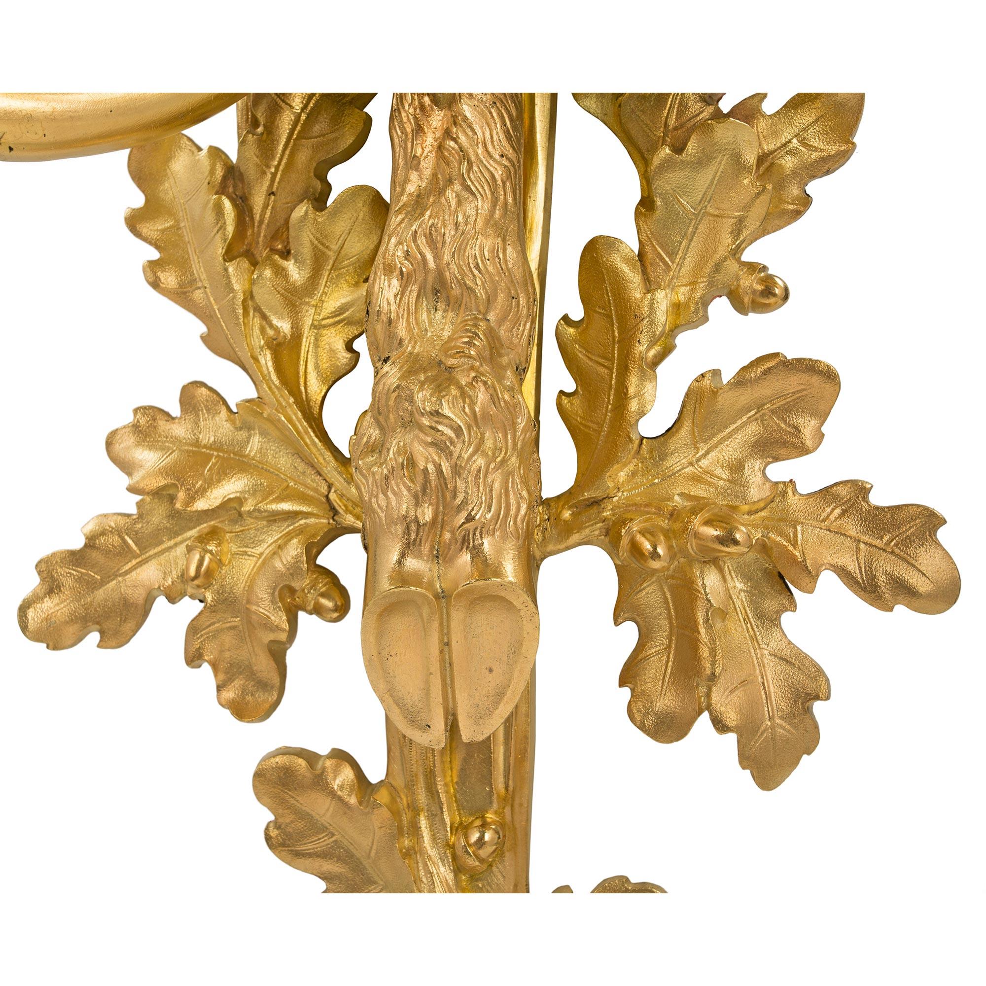 Paar französische fünfarmige Goldbronze-Wandleuchter im Stil Louis XVI des 19. Jahrhunderts im Angebot 2