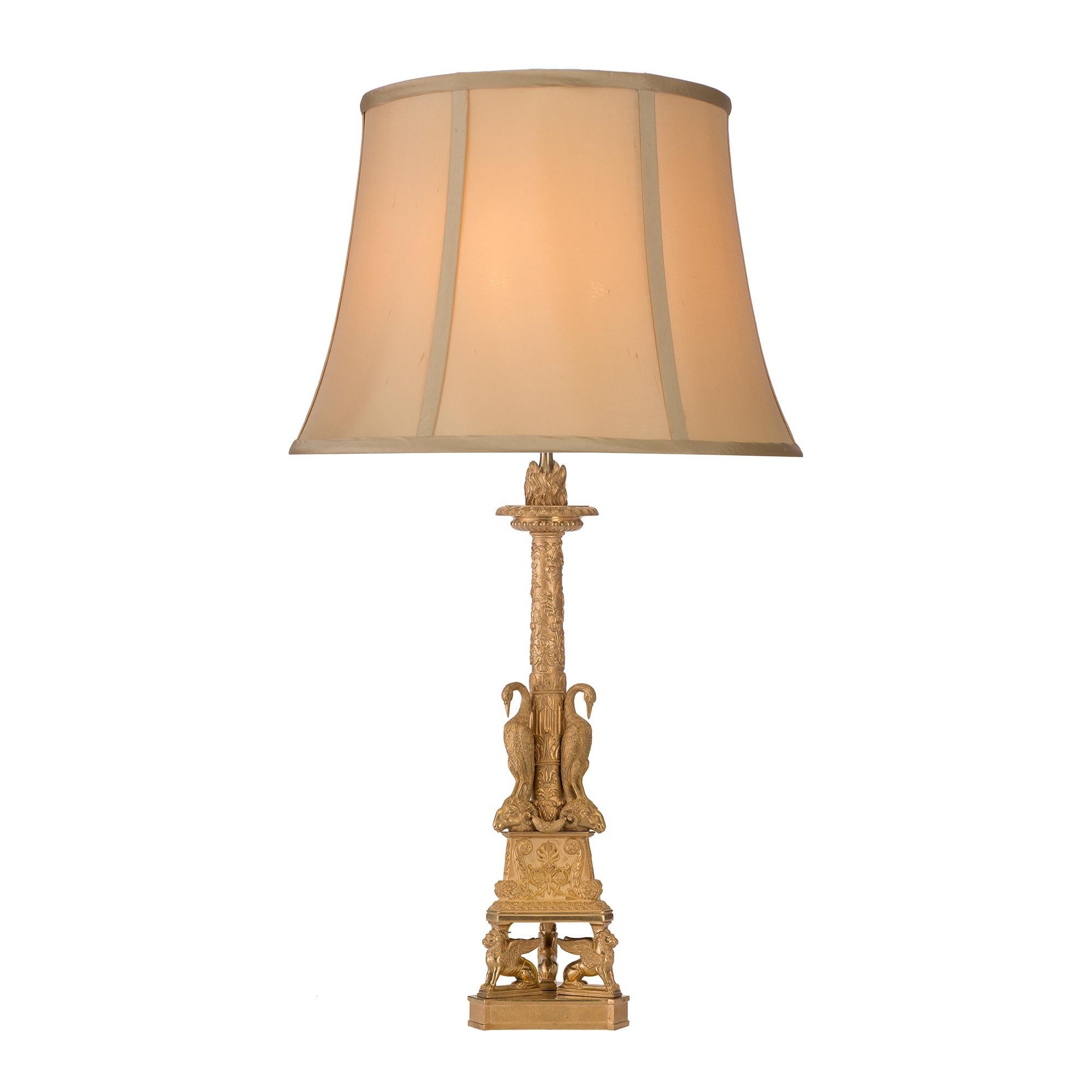 Ein Paar einzigartige und sehr dekorative französische Ormolu-Lampen aus dem 19. Jahrhundert im Stil Louis XVI. Jede Lampe steht auf einer dreieckigen Stütze, die mit geflügelten Löwen verziert ist. Darüber befindet sich ein Sockel, der mit