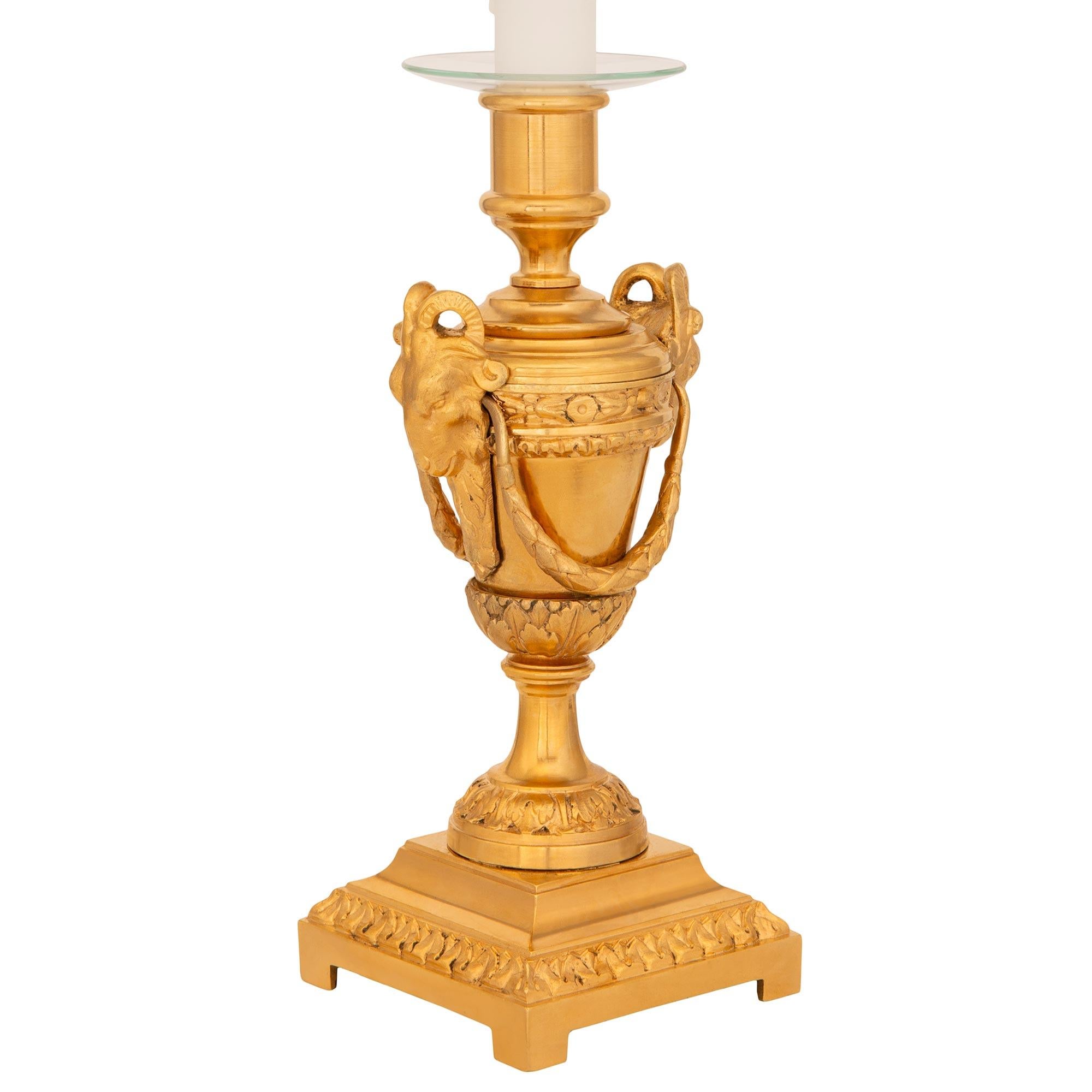 par de lámparas francesas del siglo XIX de Ormolu de estilo Luis XVI Francés en venta