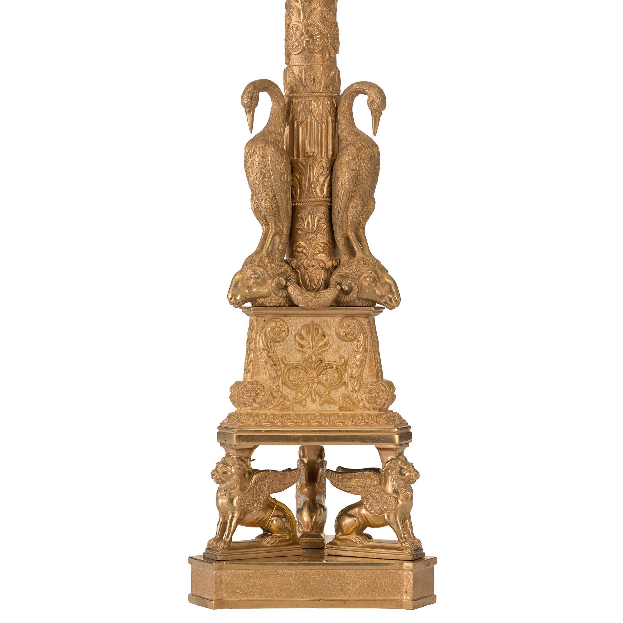 Similoro Coppia di lampade francesi del XIX secolo in stile Luigi XVI con ormolatura in vendita