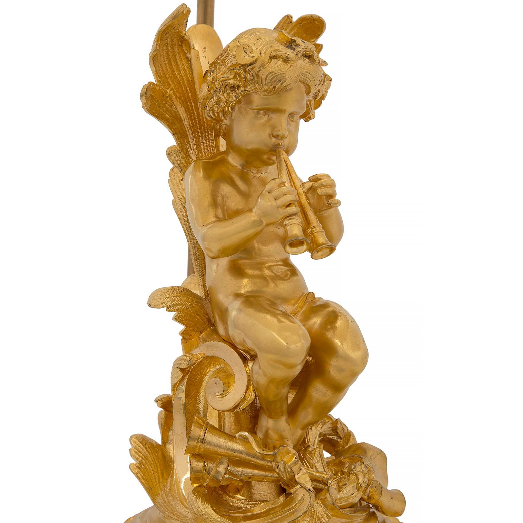 Bronze doré Paire de lampes françaises Louis XVI du 19ème siècle en bronze doré en vente