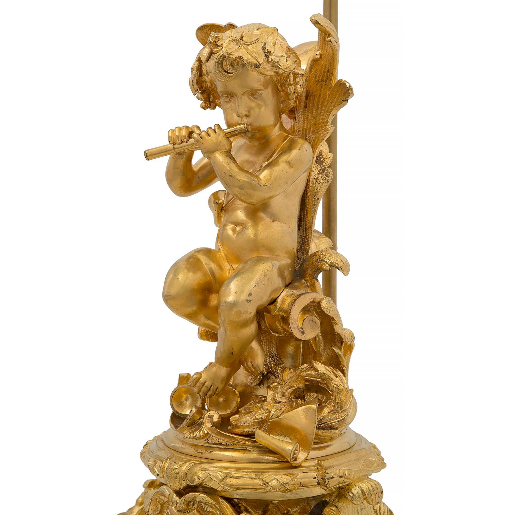 Paire de lampes françaises Louis XVI du 19ème siècle en bronze doré en vente 1