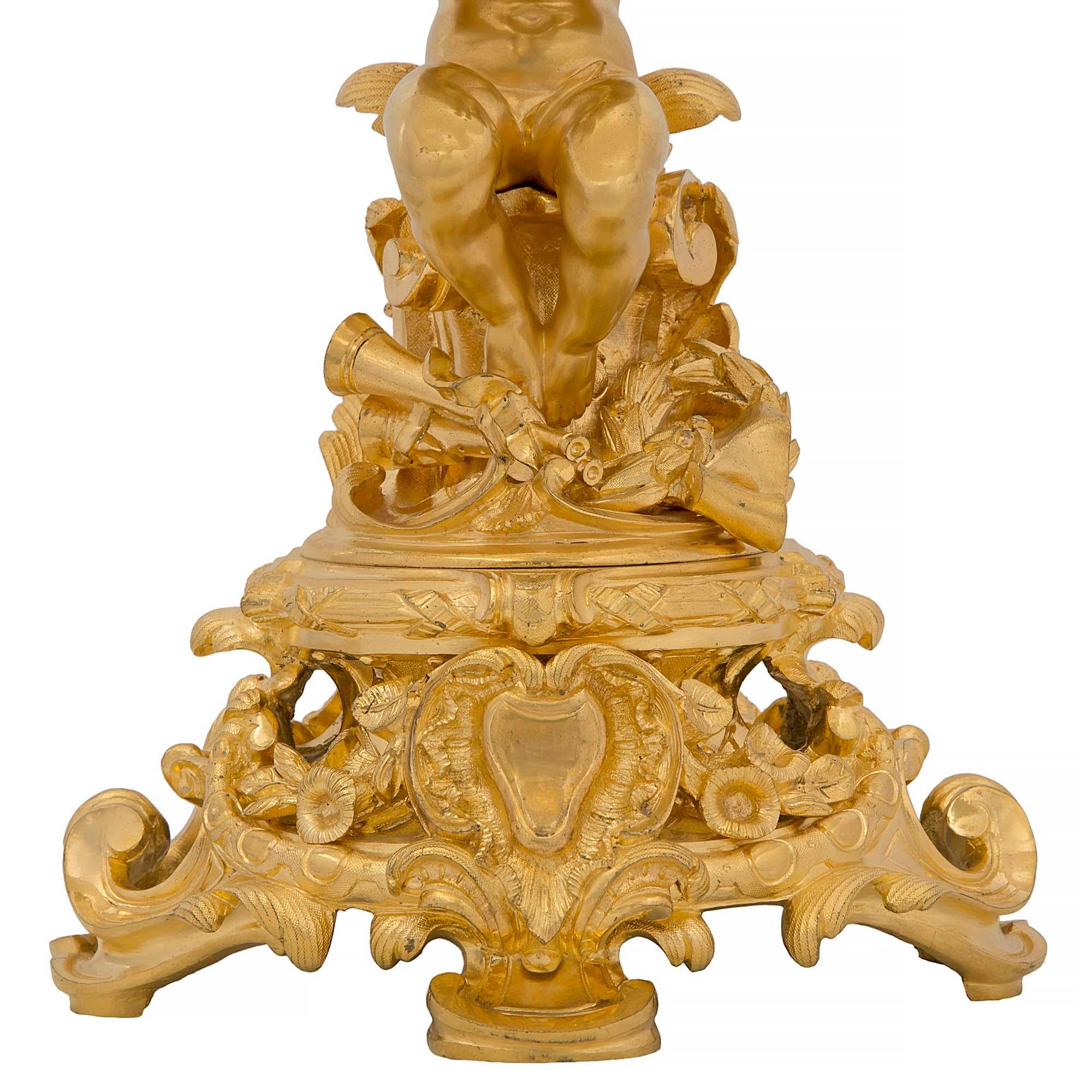 Paire de lampes françaises Louis XVI du 19ème siècle en bronze doré en vente 2