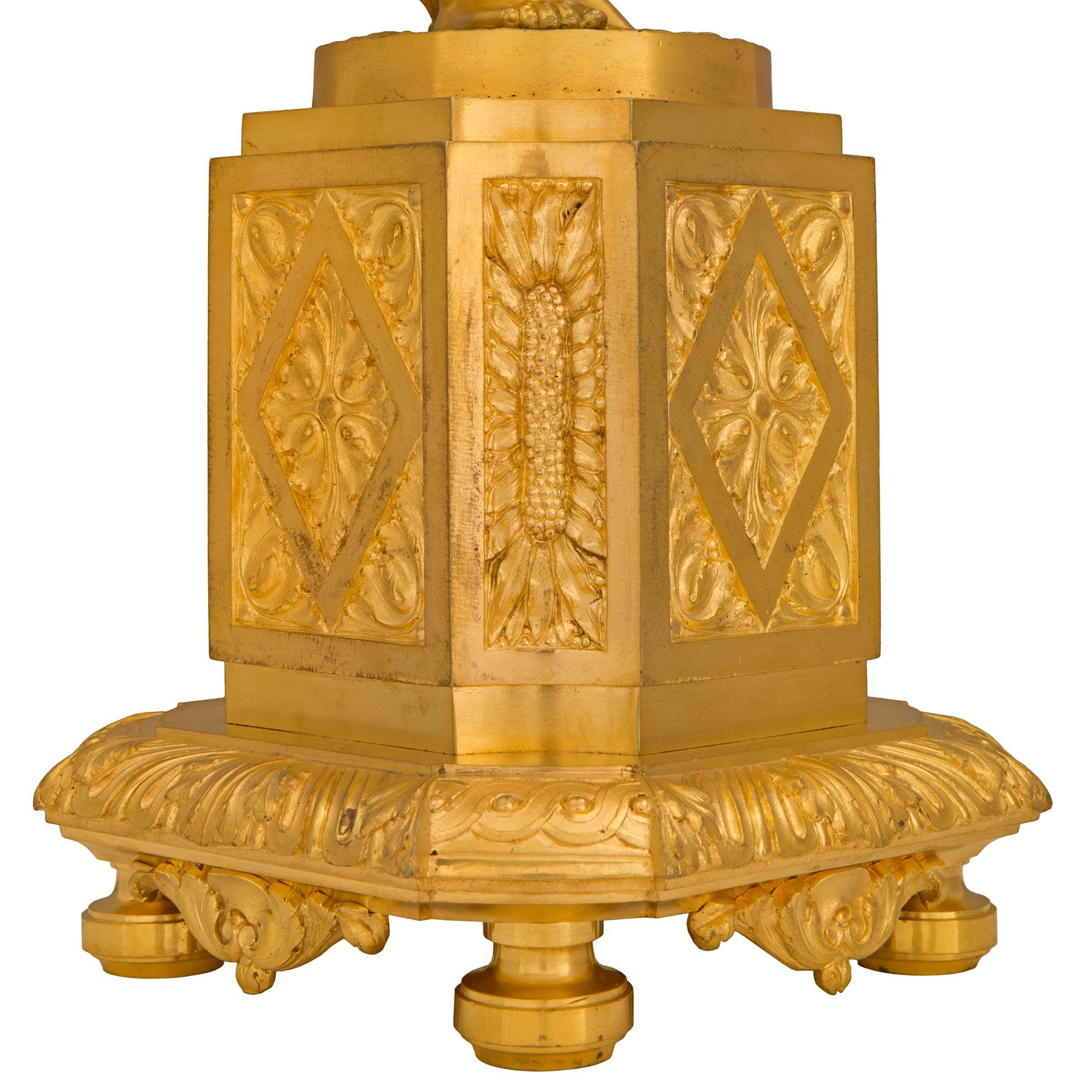 Paar französische Ormolu-Lampen im Stil Louis XVI des 19. Jahrhunderts im Angebot 3