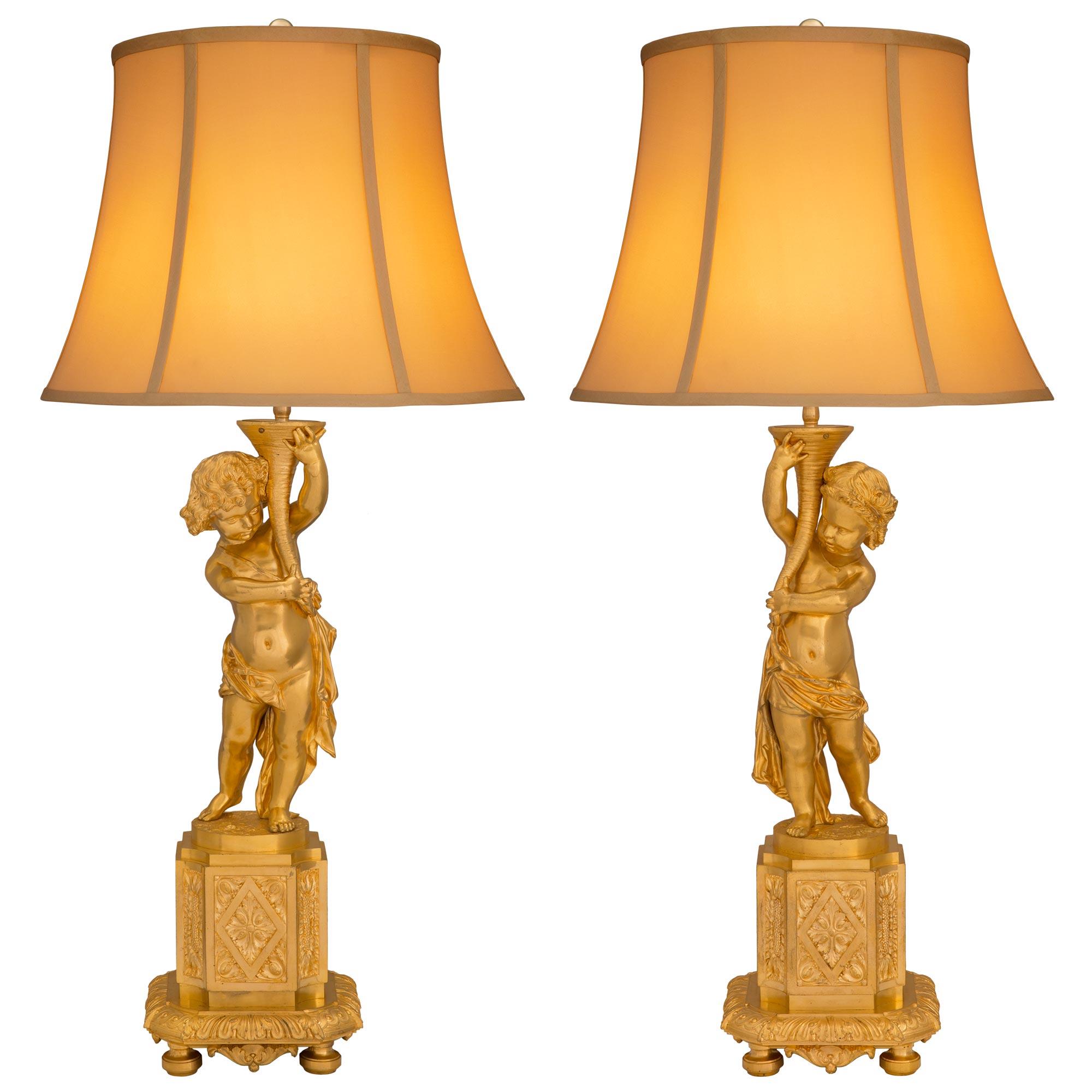 Paire de lampes françaises Louis XVI du 19ème siècle en bronze doré