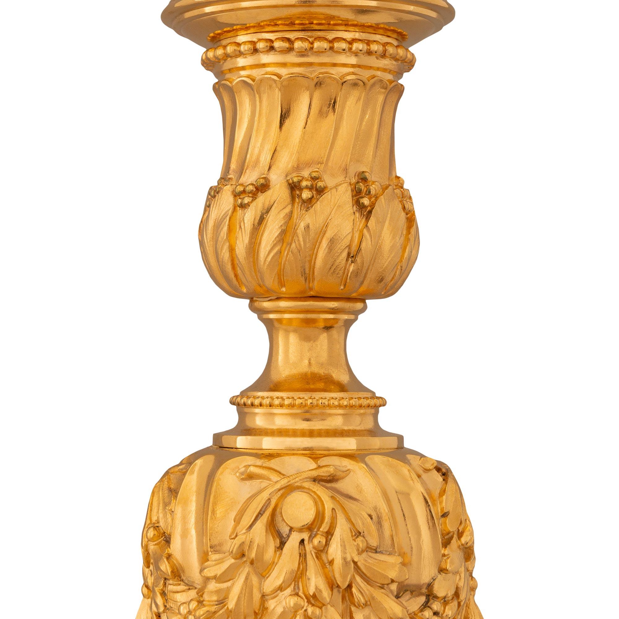 Français Paire de lampes Louis XVI du 19ème siècle en bronze doré, signées Gagneau Paris en vente