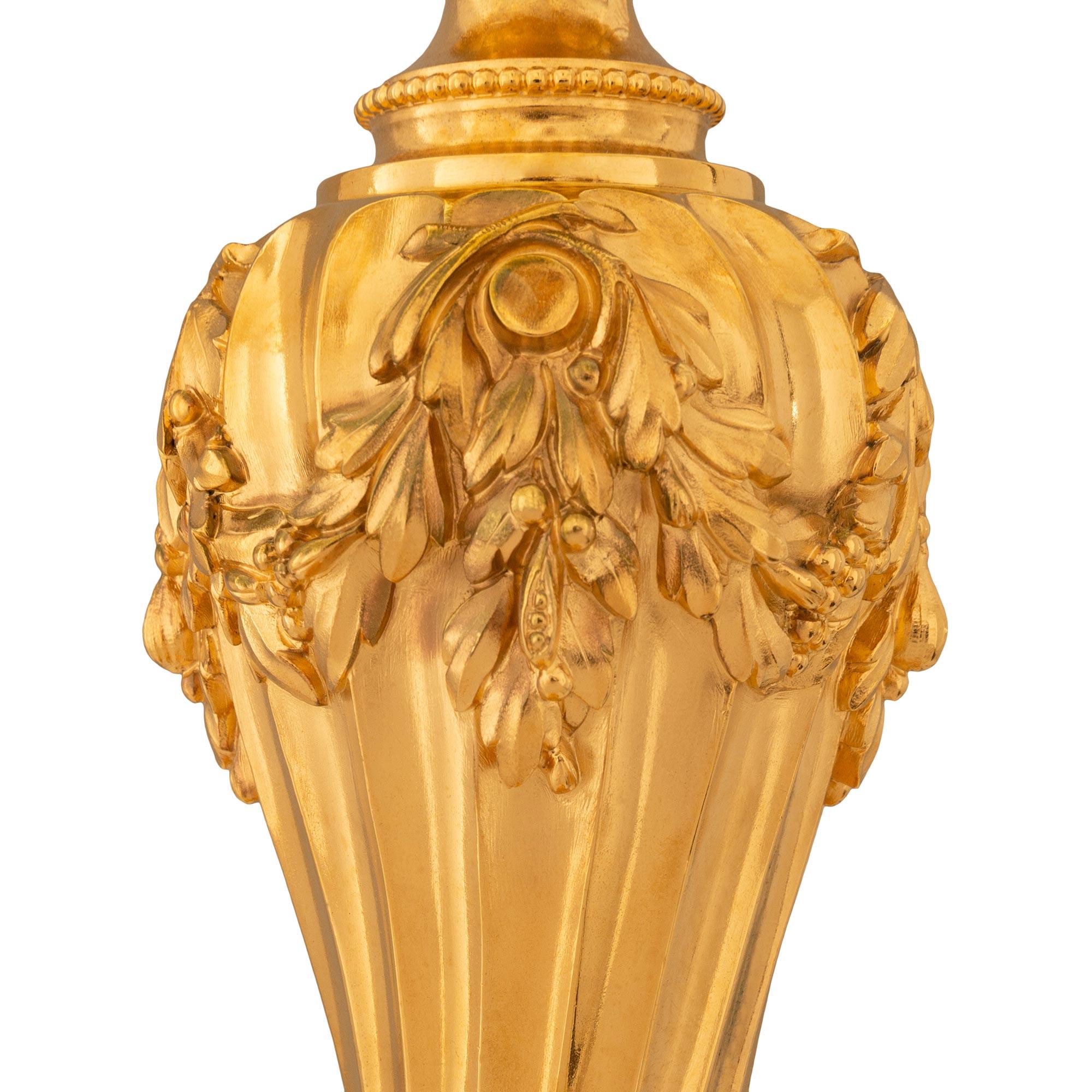 Paire de lampes Louis XVI du 19ème siècle en bronze doré, signées Gagneau Paris Bon état - En vente à West Palm Beach, FL