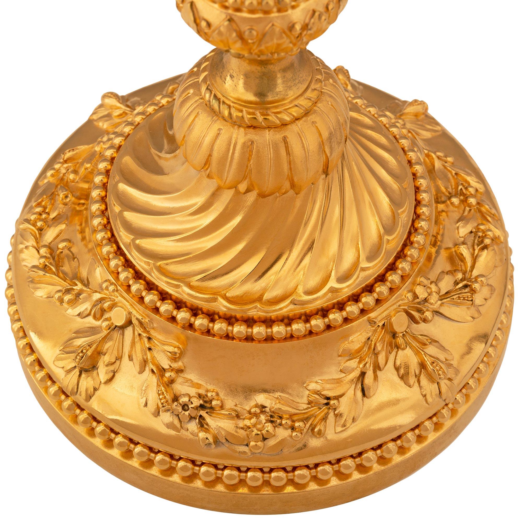 Bronze doré Paire de lampes Louis XVI du 19ème siècle en bronze doré, signées Gagneau Paris en vente