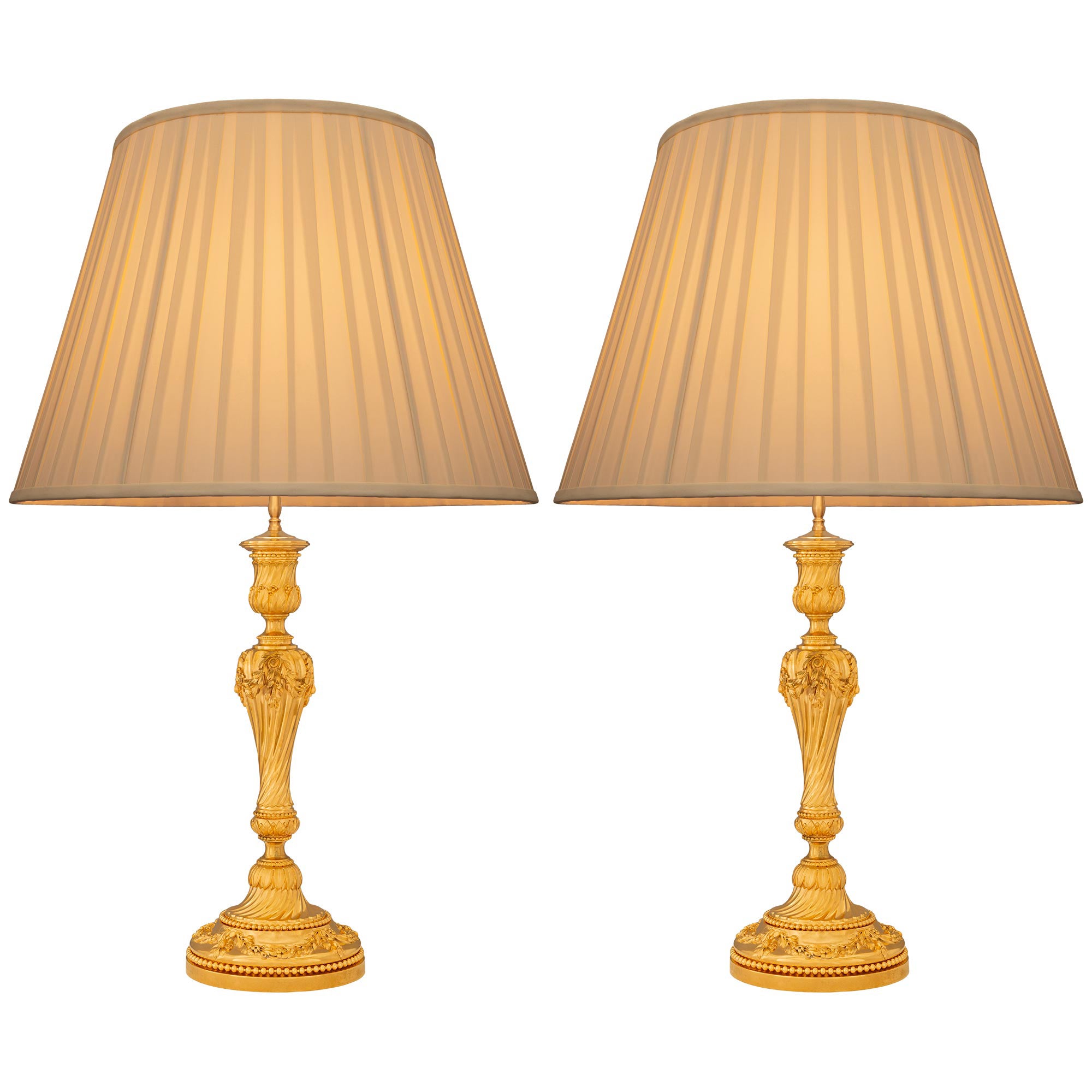 Paire de lampes Louis XVI du 19ème siècle en bronze doré, signées Gagneau Paris