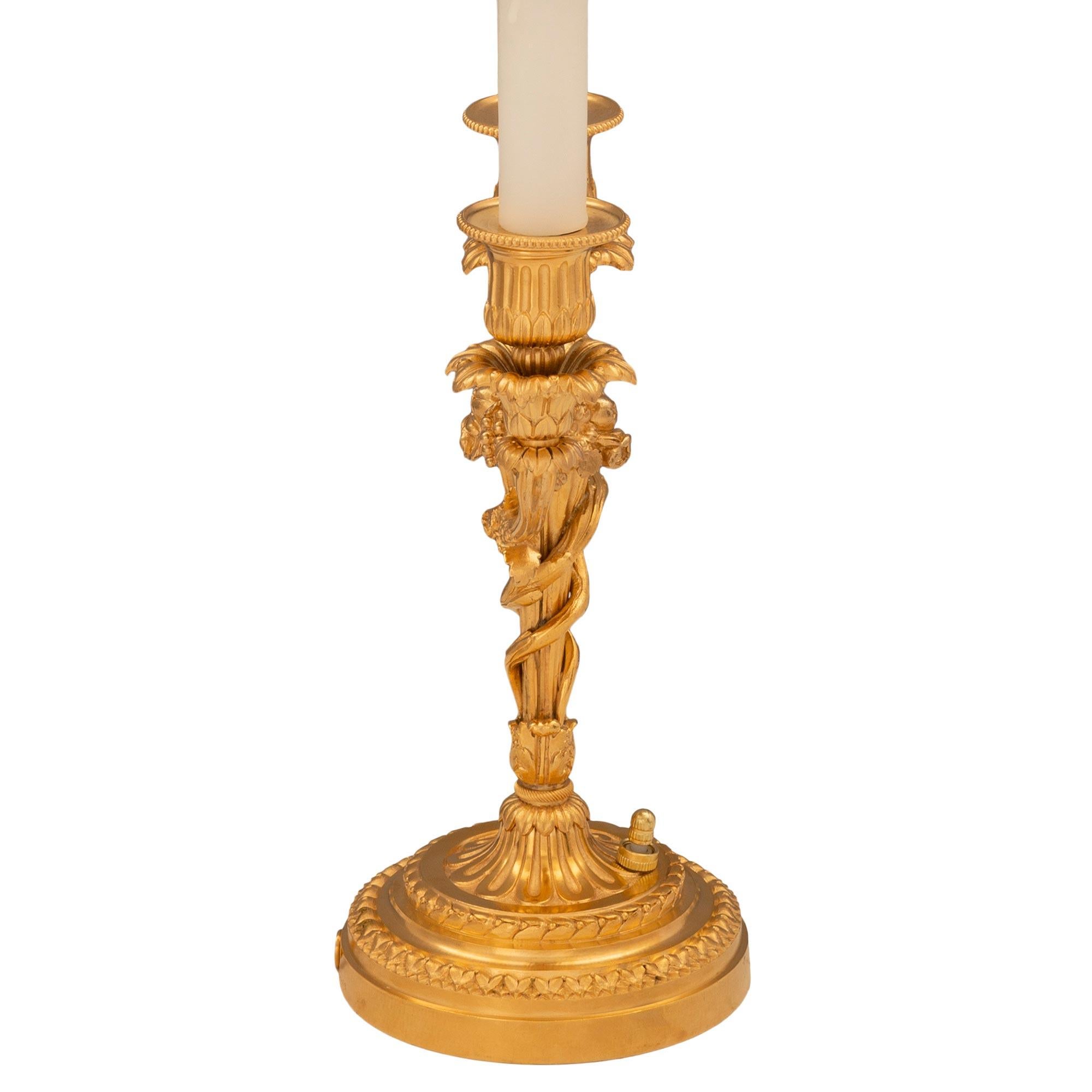 Français Paire de lampes françaises du 19ème siècle de style Louis XVI en bronze doré, signées Vian en vente