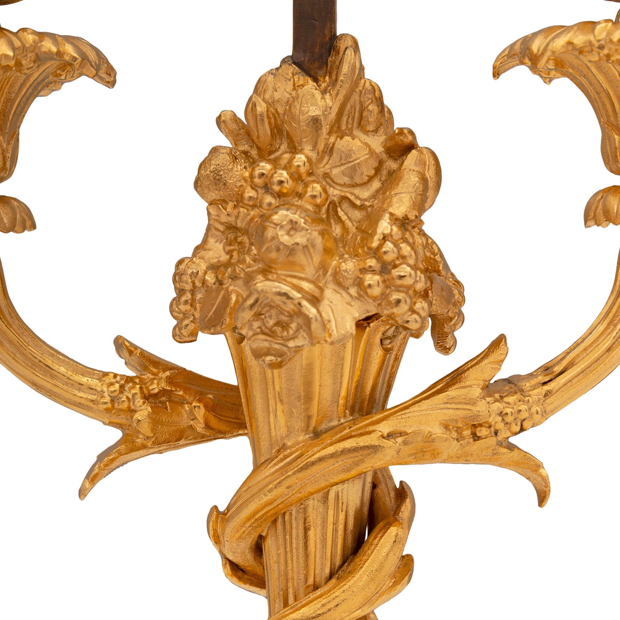 Bronze doré Paire de lampes françaises du 19ème siècle de style Louis XVI en bronze doré, signées Vian en vente