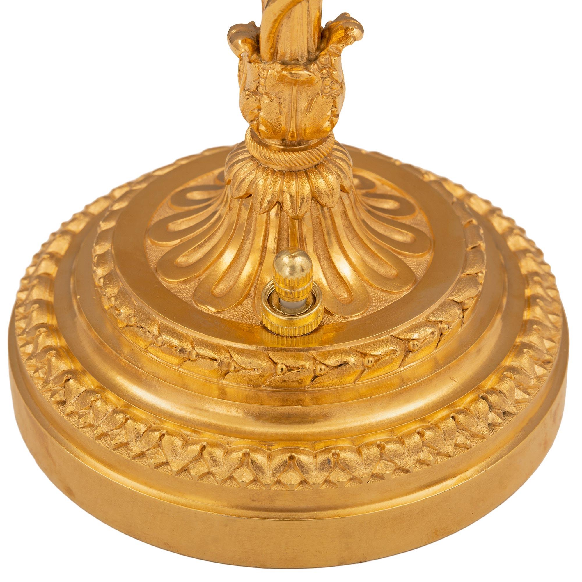 Paire de lampes françaises du 19ème siècle de style Louis XVI en bronze doré, signées Vian en vente 2