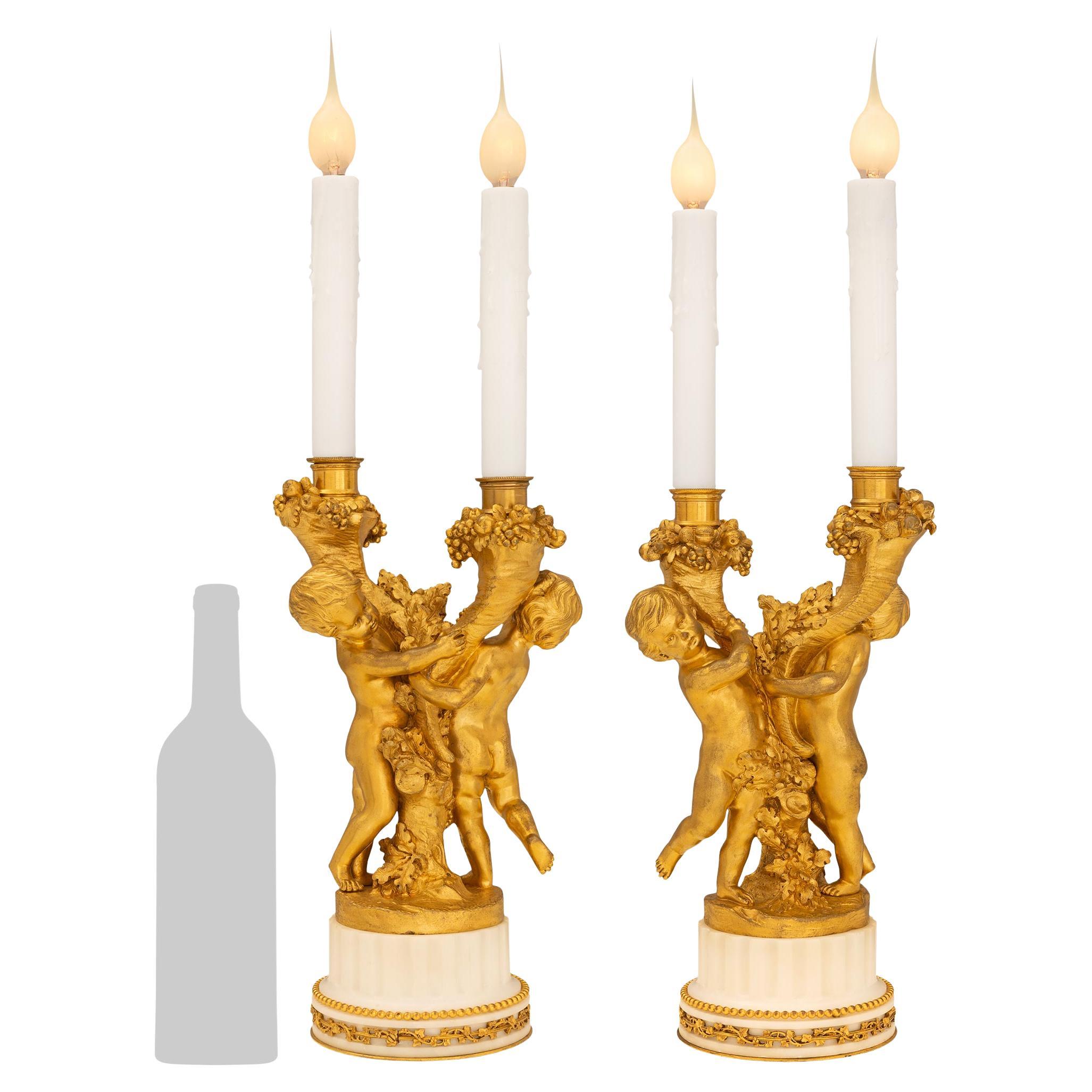 Paire de candélabres en marbre et ormolu de style Louis XVI du 19ème siècle français