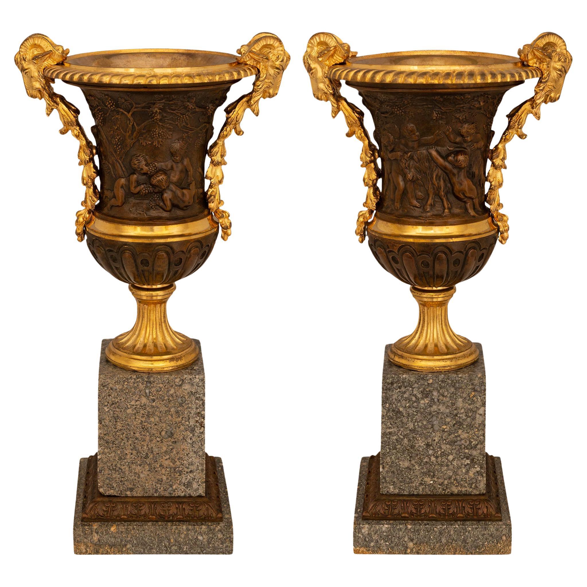 Paire d'urnes en bronze patiné, bronze doré et granit de style Louis XVI du 19ème siècle.