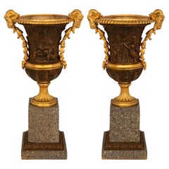 Paire d'urnes en bronze patiné, bronze doré et granit de style Louis XVI du 19ème siècle.