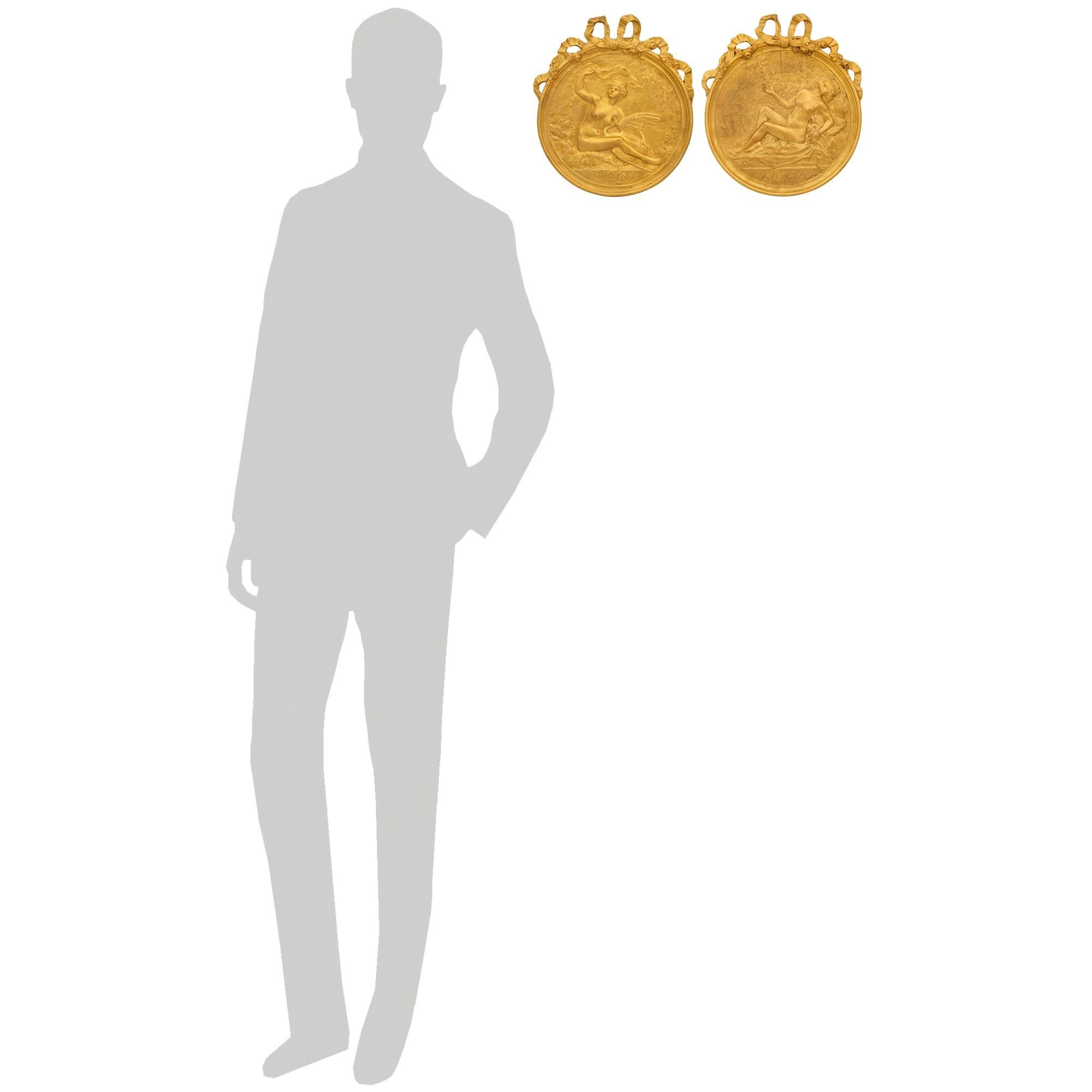 Superbe paire de plaques en bronze doré de style Louis XVI du XIXe siècle, extrêmement décoratives. Cette étonnante paire de plaques du XIXe siècle est signée par le poète français Charles-Joseph de Ligne, prince de Ligne, et porte le cachet de la