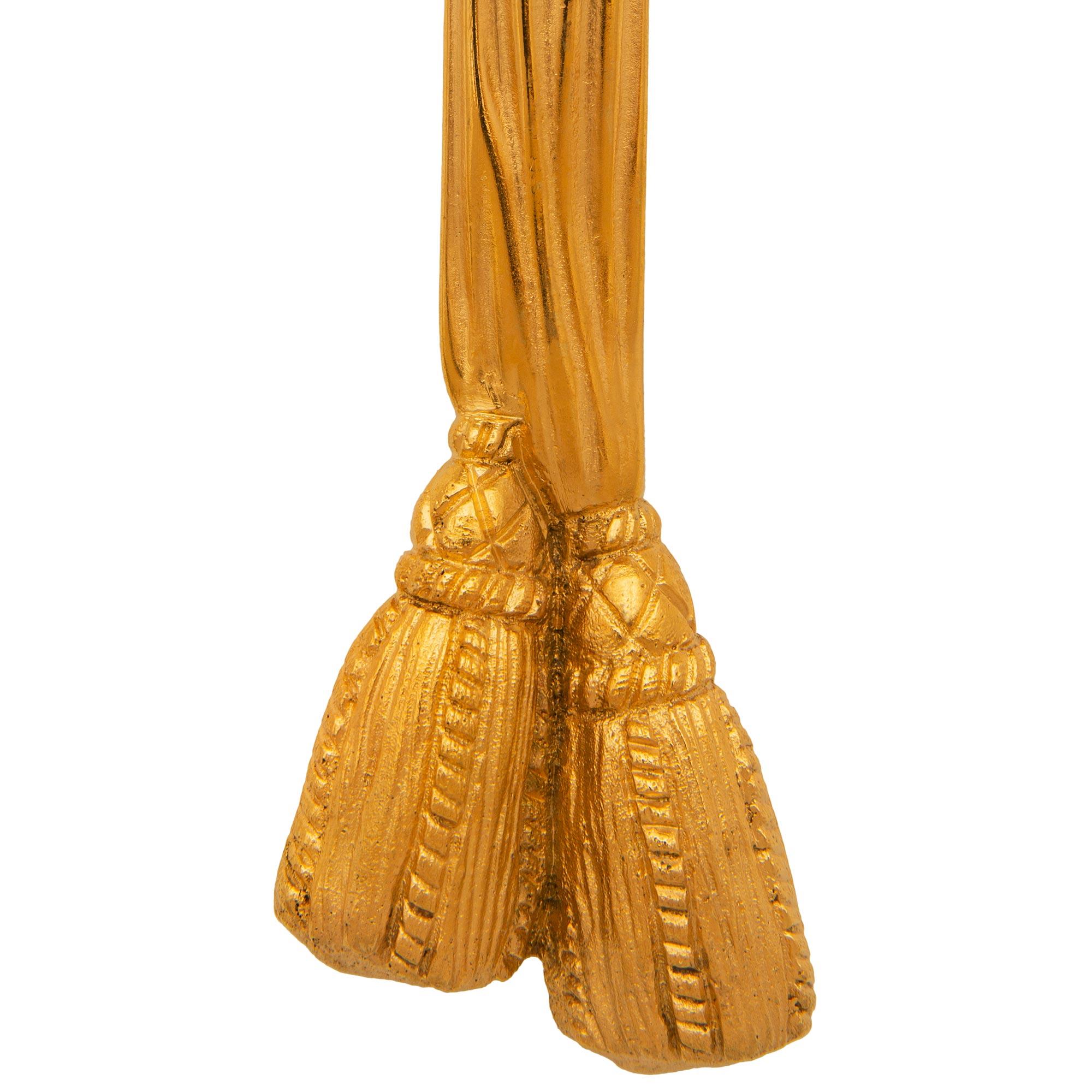 coppia di appliques francesi del XIX secolo in stile Luigi XVI in Ormolu in vendita 5