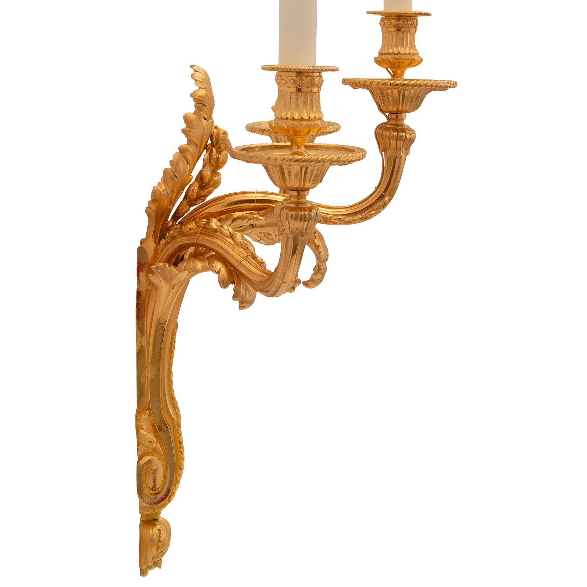 Pareja de candelabros franceses del siglo XIX con ormolu de estilo Luis XVI Francés en venta