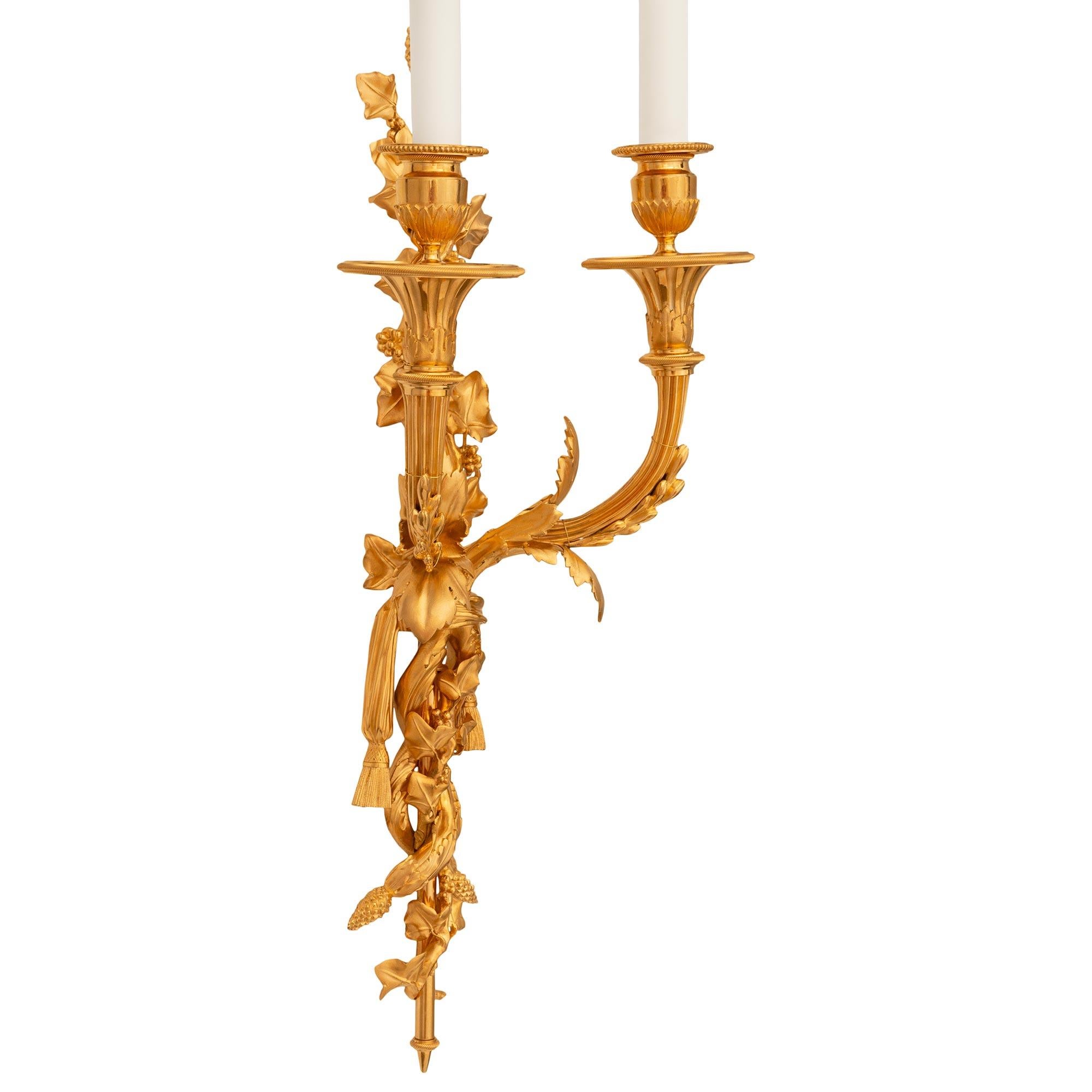 Francese Coppia di appliques francesi del XIX secolo in stile Luigi XVI in Ormolu in vendita