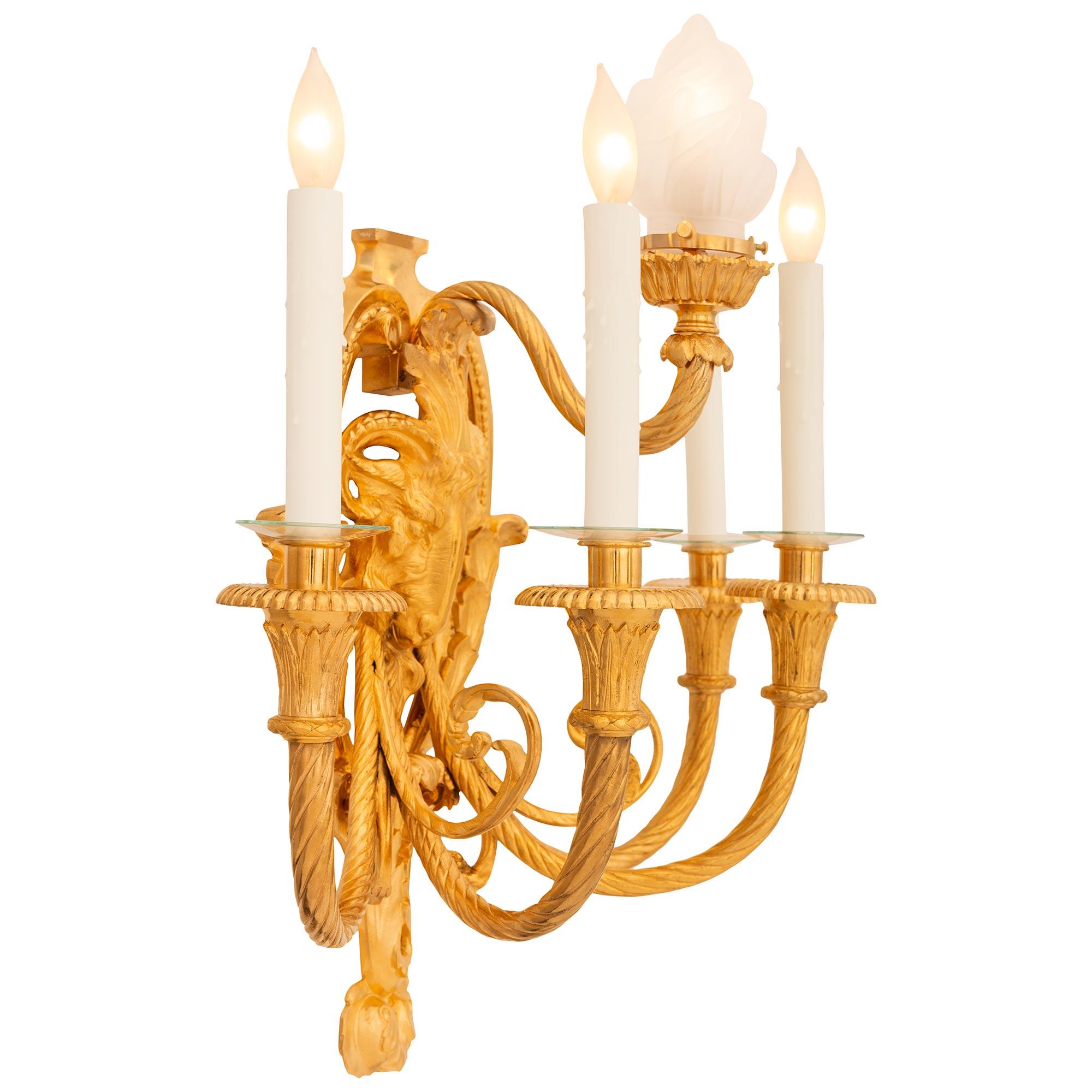 Francese coppia di appliques francesi del XIX secolo in stile Luigi XVI in Ormolu in vendita
