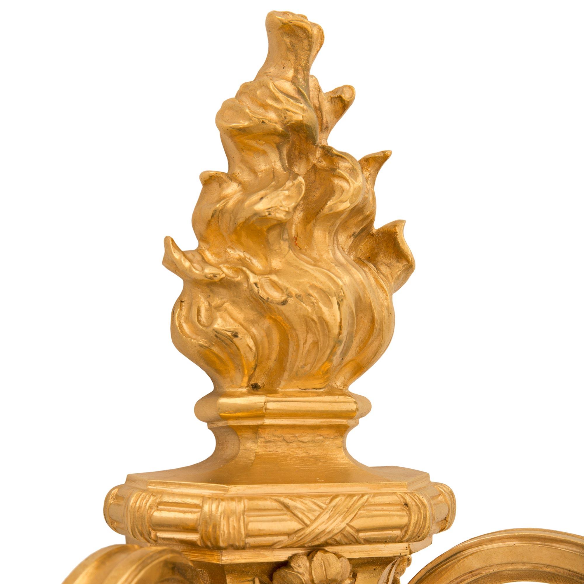 Paar französische Louis-XVI-Goldbronze-Wandleuchter aus dem 19. Jahrhundert (Französisch) im Angebot