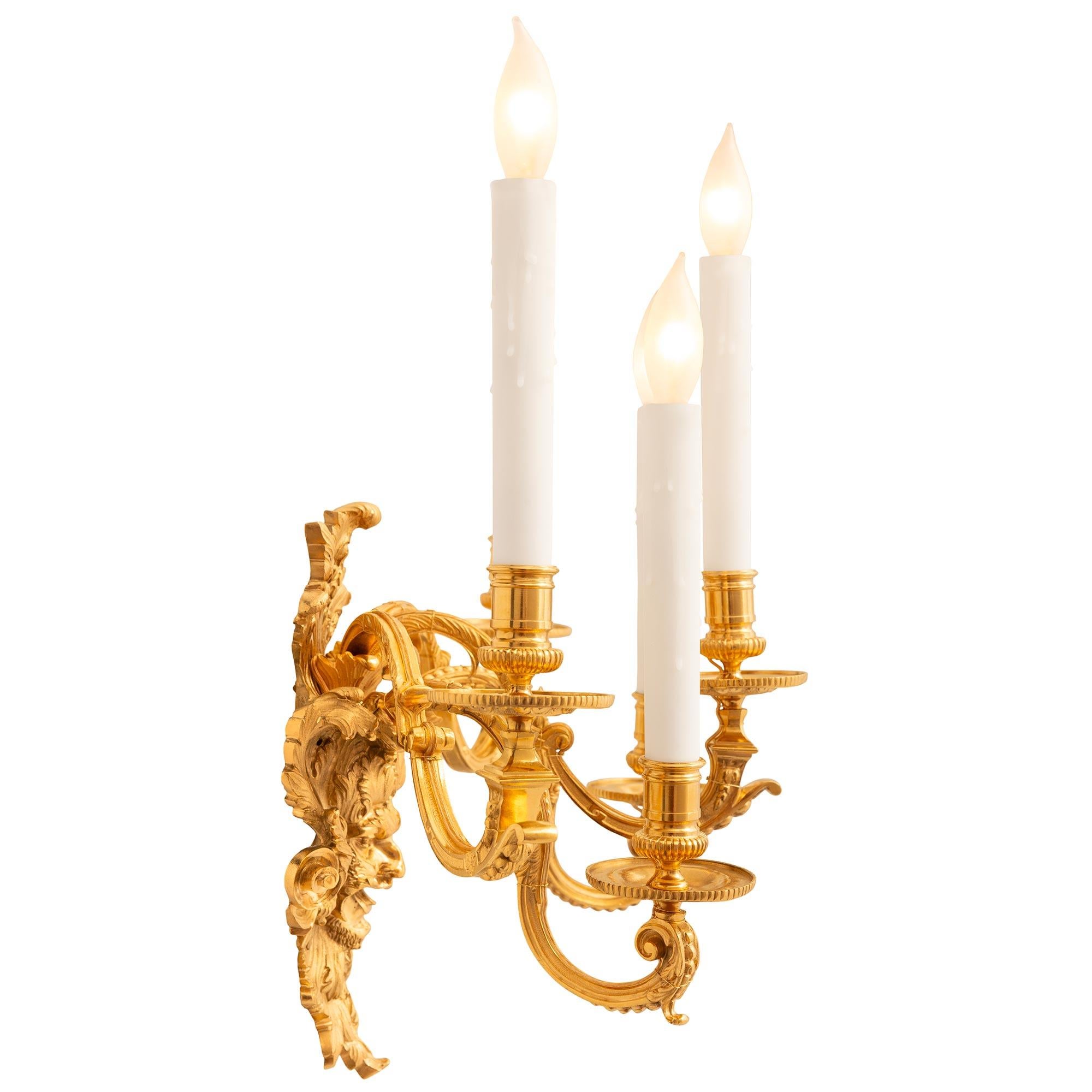 Paar französische Ormolu-Wandleuchter im Stil Louis XVI des 19. (Französisch) im Angebot