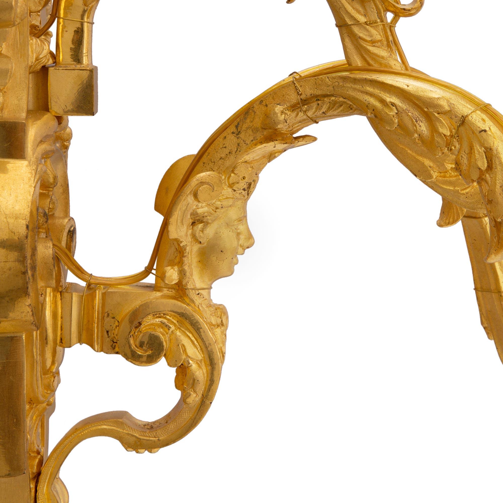 Bronze doré Paire d'Appliques Françaises du 19ème Siècle Louis XVI en Ormolu en vente