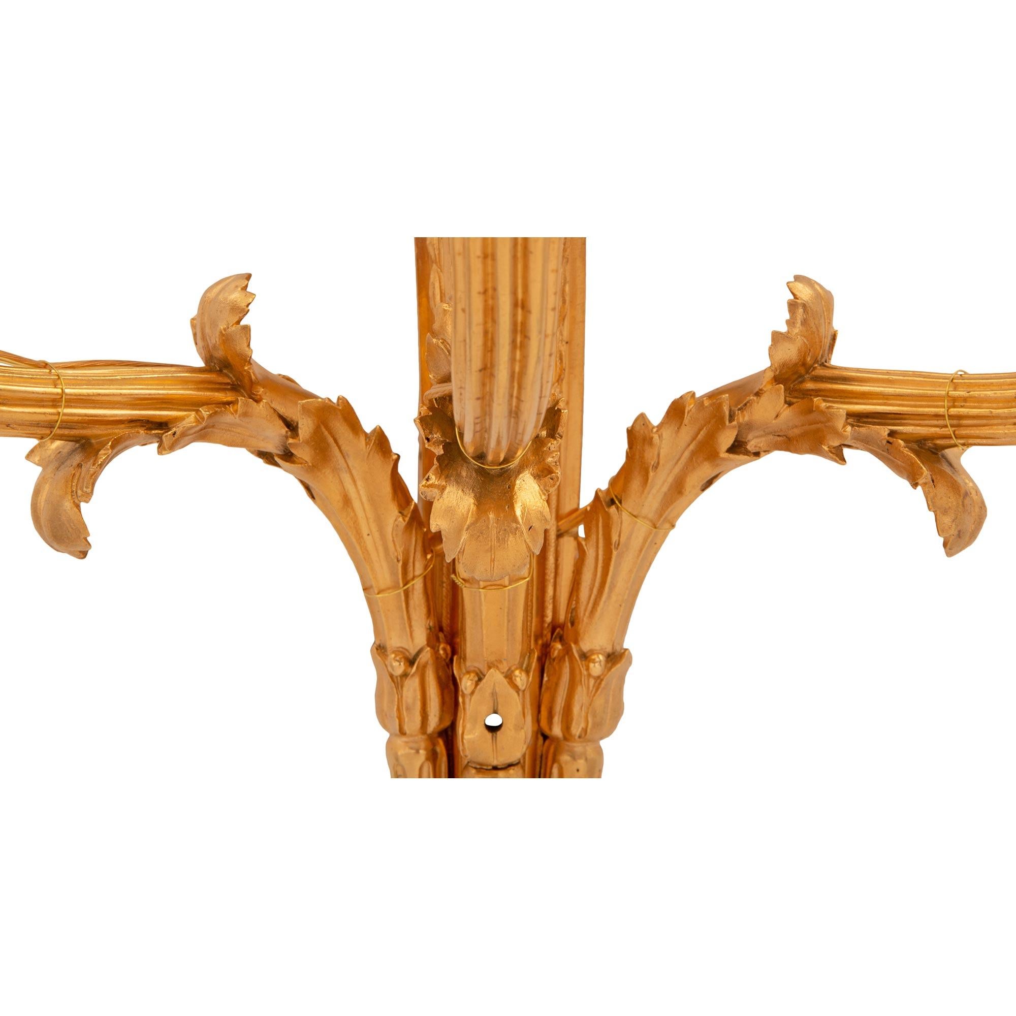 Pareja de candelabros franceses del siglo XIX con ormolu de estilo Luis XVI Ormolú en venta