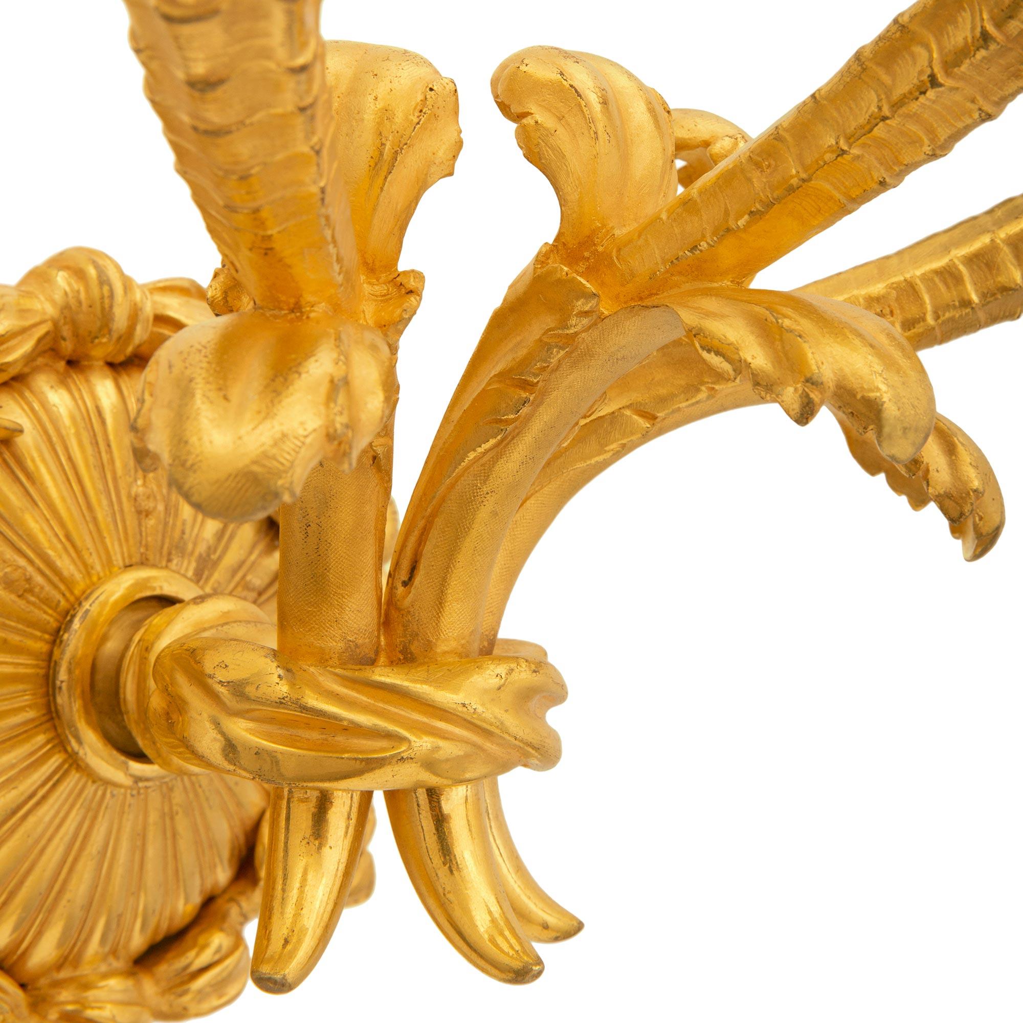 XIXe siècle Paire d'appliques françaises du 19ème siècle de style Louis XVI en bronze doré en vente