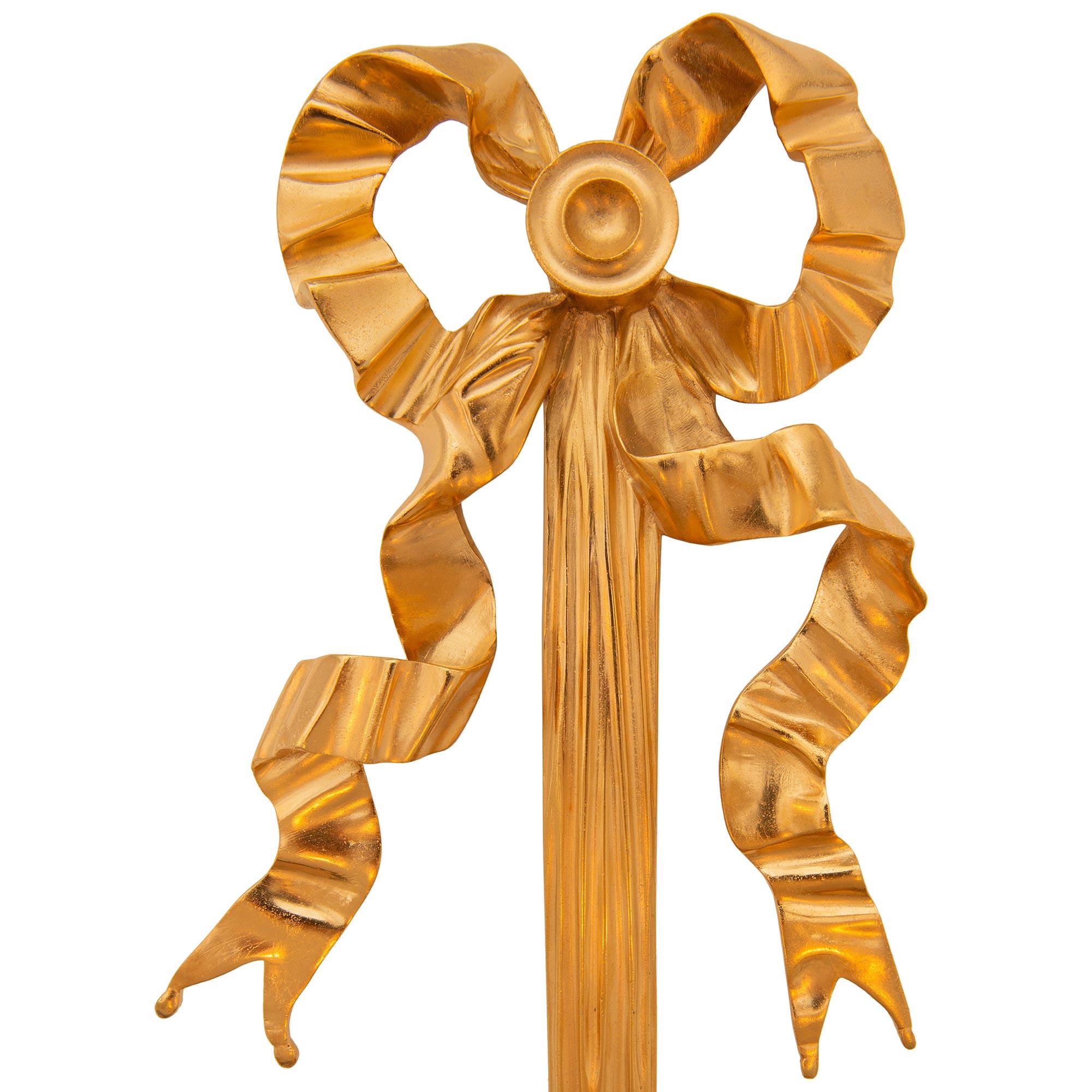 Similoro coppia di appliques francesi del XIX secolo in stile Luigi XVI in Ormolu in vendita