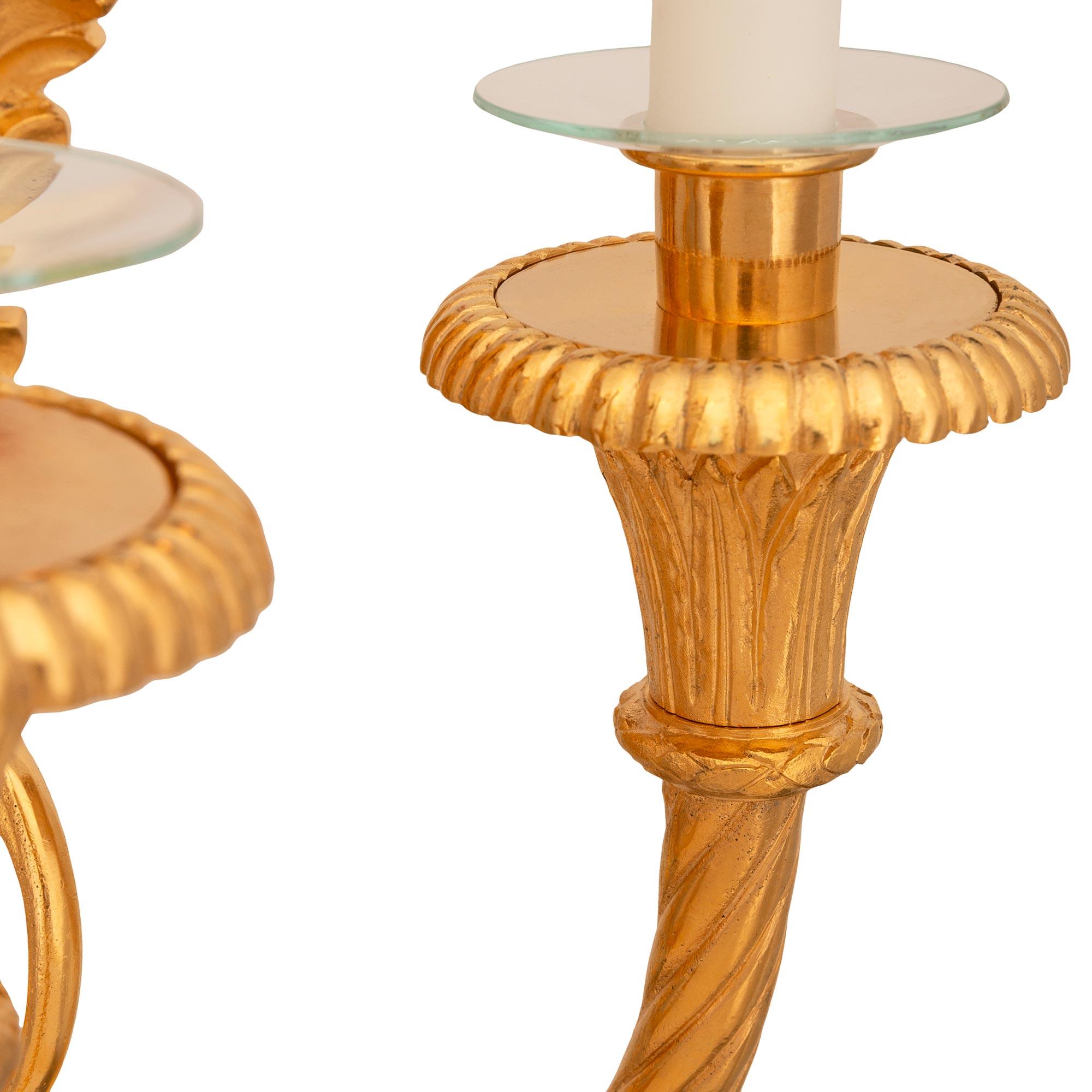 Similoro coppia di appliques francesi del XIX secolo in stile Luigi XVI in Ormolu in vendita