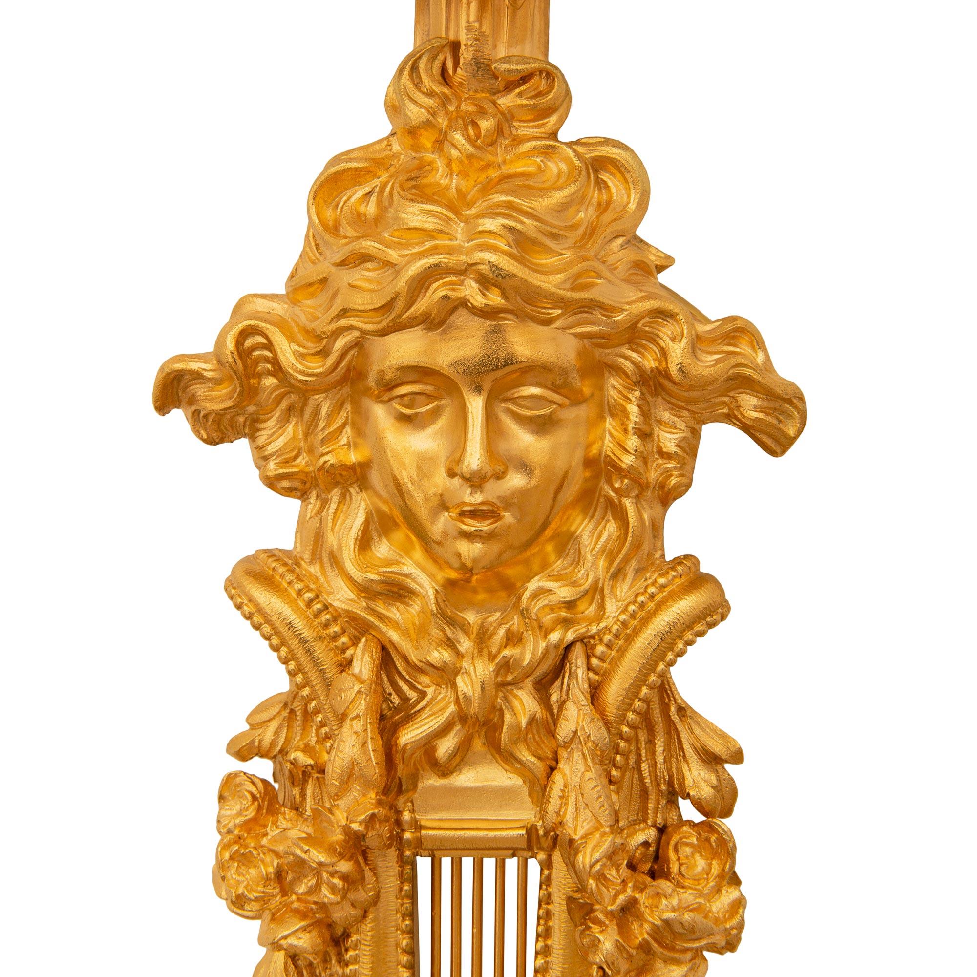 coppia di appliques francesi del XIX secolo in stile Luigi XVI in Ormolu in vendita 1