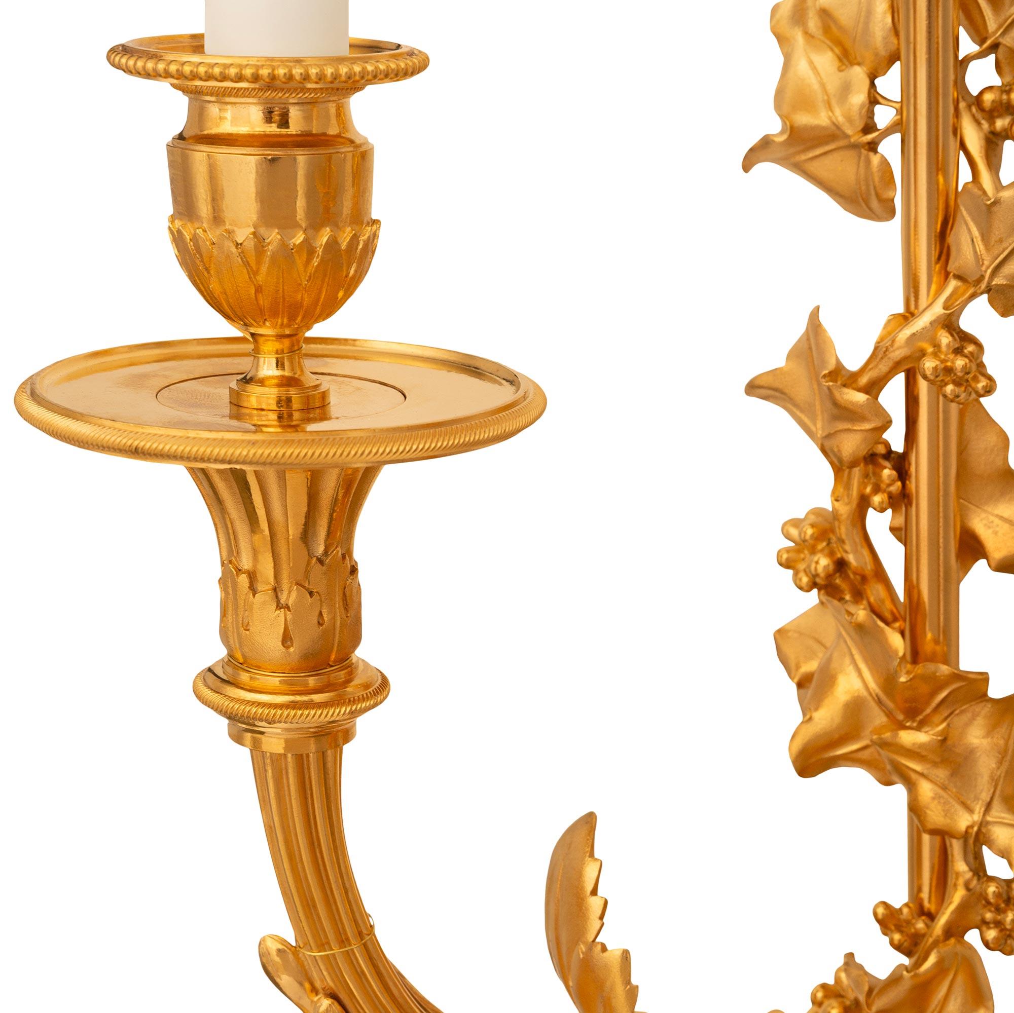 Coppia di appliques francesi del XIX secolo in stile Luigi XVI in Ormolu in vendita 1