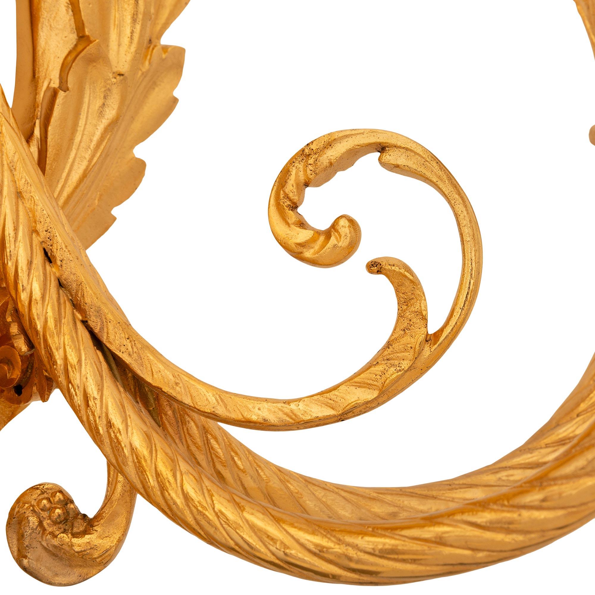 coppia di appliques francesi del XIX secolo in stile Luigi XVI in Ormolu in vendita 1