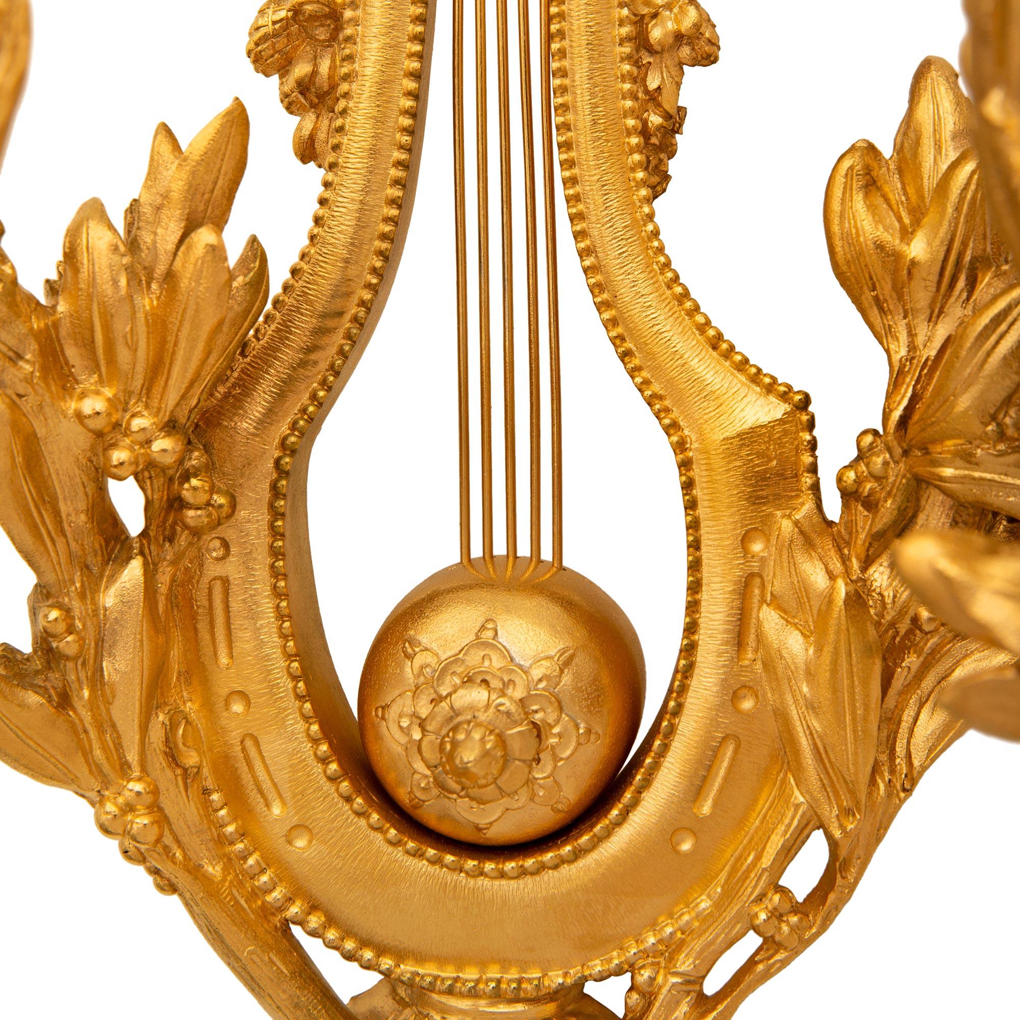 coppia di appliques francesi del XIX secolo in stile Luigi XVI in Ormolu in vendita 2