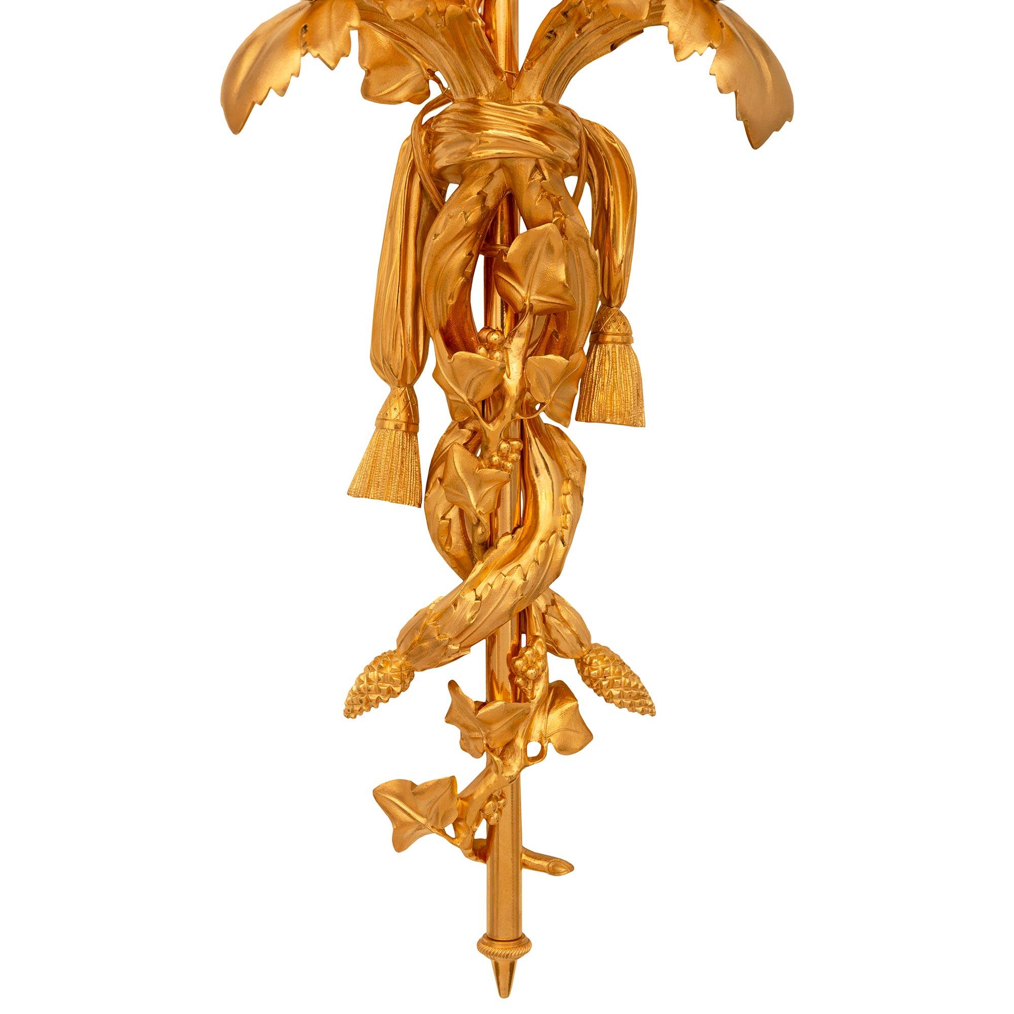 Coppia di appliques francesi del XIX secolo in stile Luigi XVI in Ormolu in vendita 2