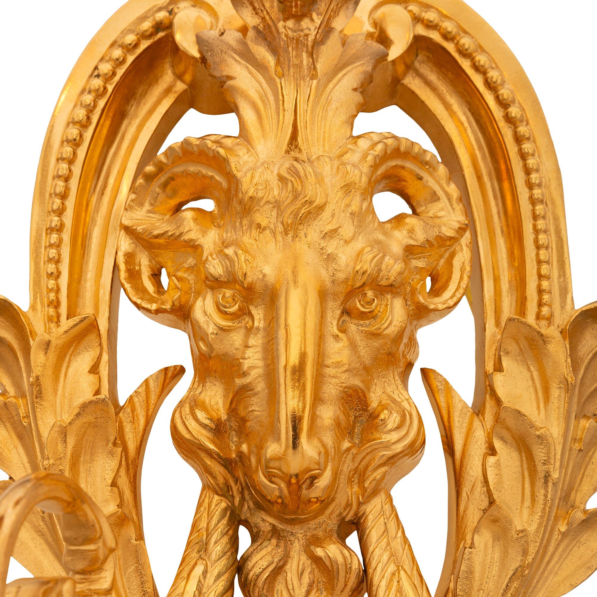 coppia di appliques francesi del XIX secolo in stile Luigi XVI in Ormolu in vendita 2