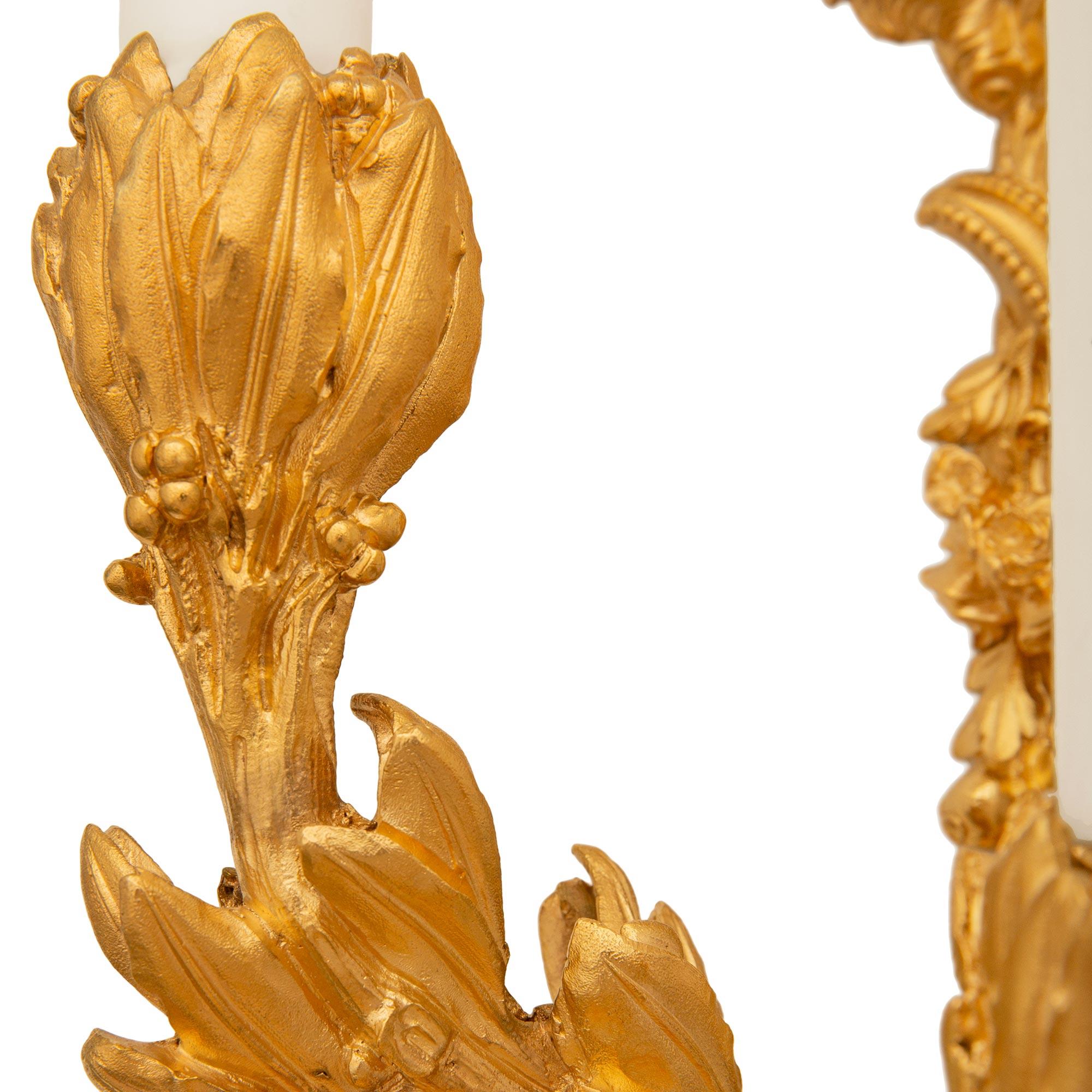 coppia di appliques francesi del XIX secolo in stile Luigi XVI in Ormolu in vendita 3